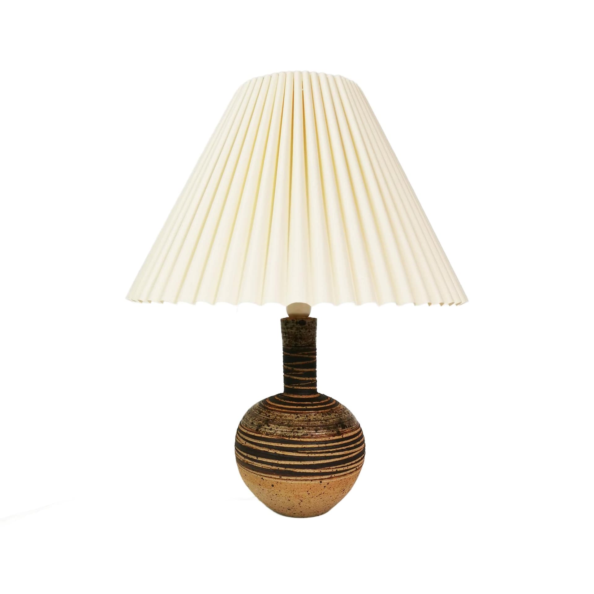 Lampa stołowa, ceramika beżowa brązowa, klosz papierowy biały, Tue Pulsen, Dania, lata 60.