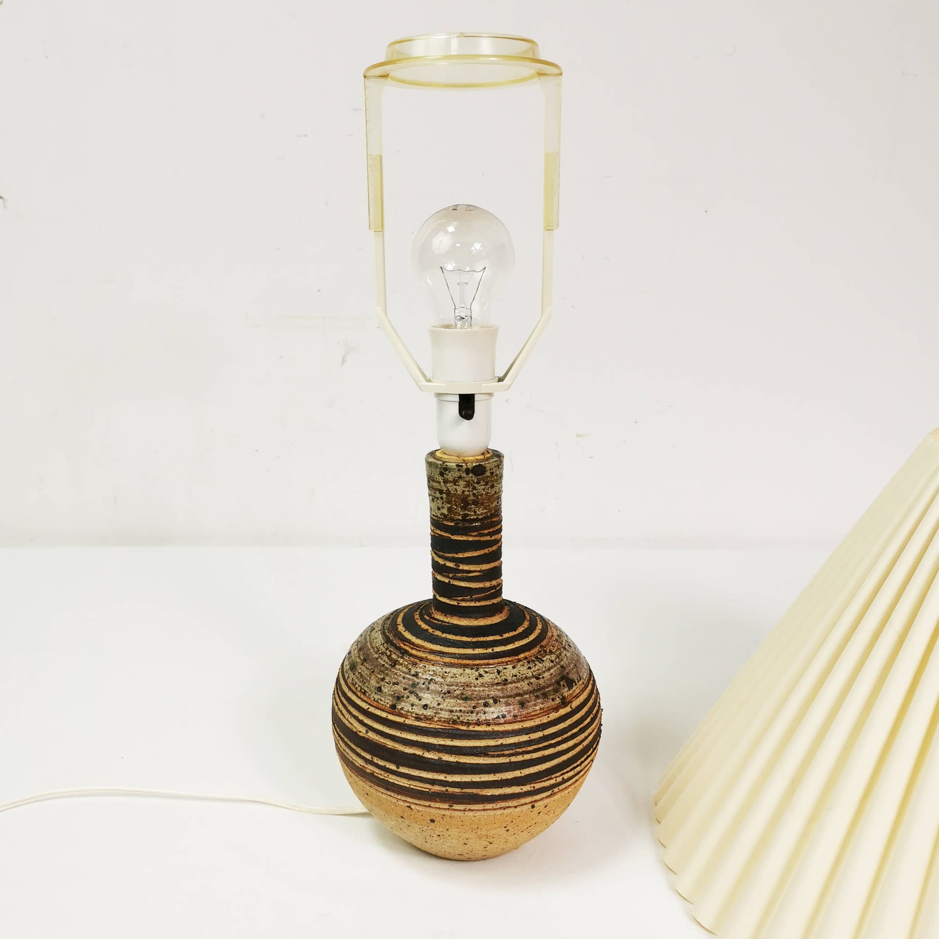 Lampa stołowa, ceramika beżowa brązowa, klosz papierowy biały, Tue Pulsen, Dania, lata 60. - 359282