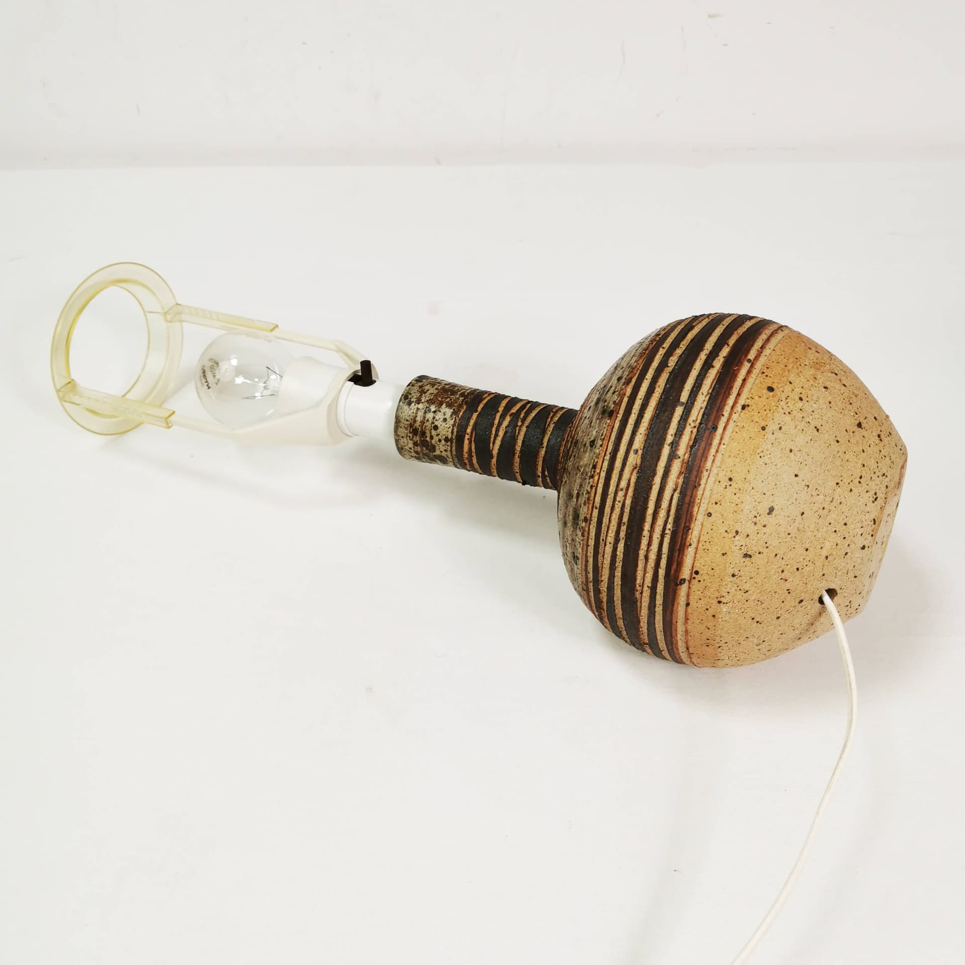 Lampa stołowa, ceramika beżowa brązowa, klosz papierowy biały, Tue Pulsen, Dania, lata 60. - 359284