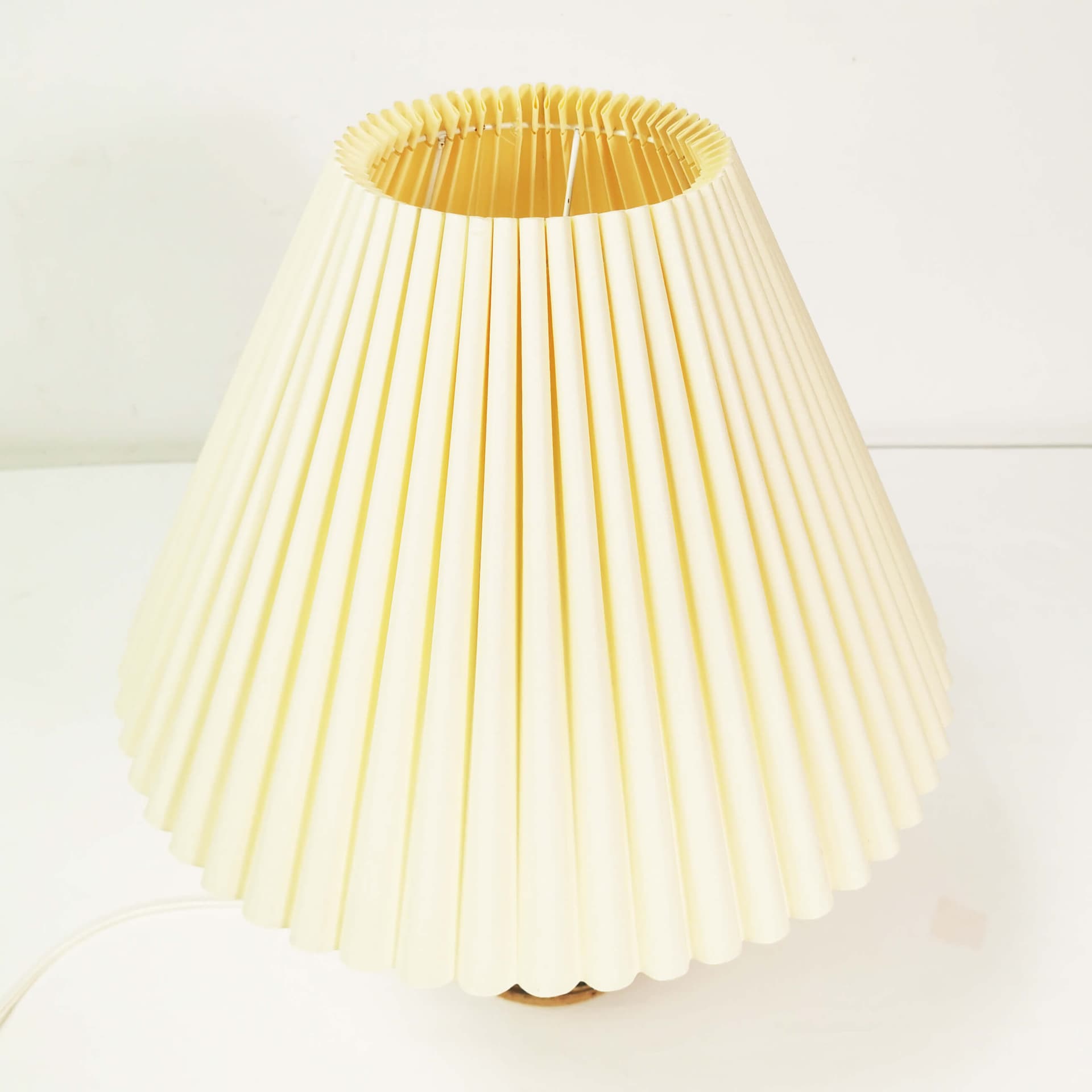 Lampa stołowa, ceramika beżowa brązowa, klosz papierowy biały, Tue Pulsen, Dania, lata 60. - 359287