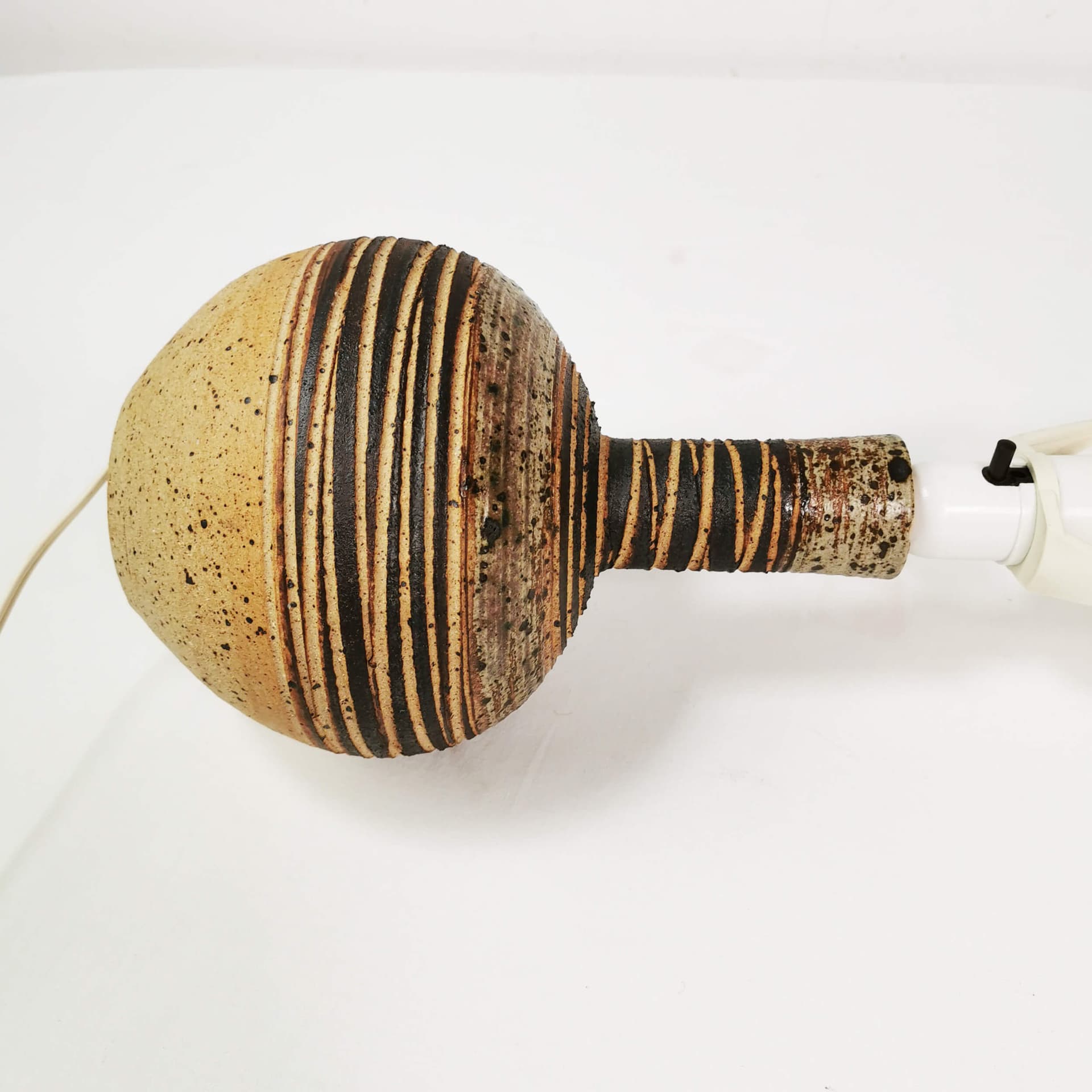 Lampa stołowa, ceramika beżowa brązowa, klosz papierowy biały, Tue Pulsen, Dania, lata 60. - 359285