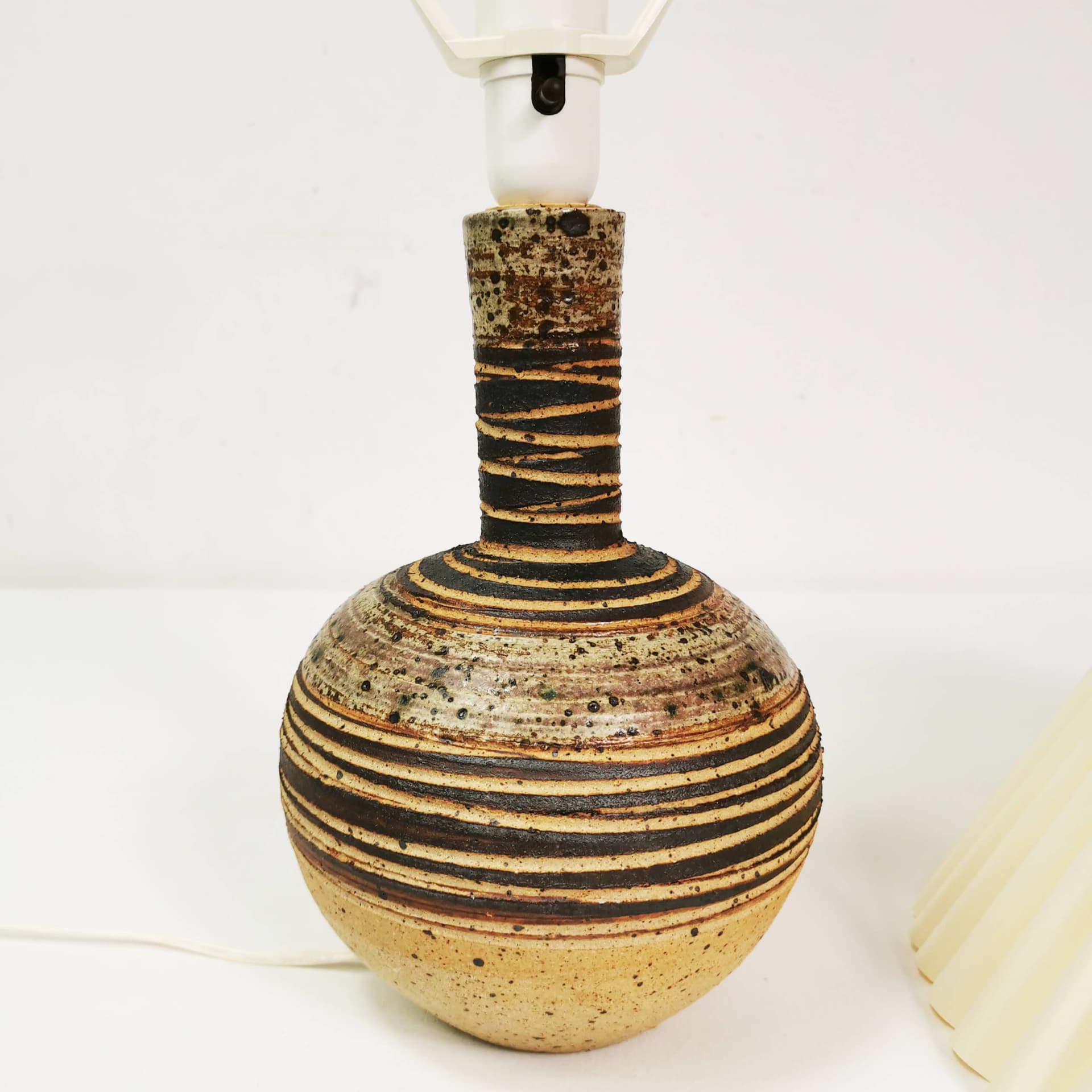 Lampa stołowa, ceramika beżowa brązowa, klosz papierowy biały, Tue Pulsen, Dania, lata 60. - 359283