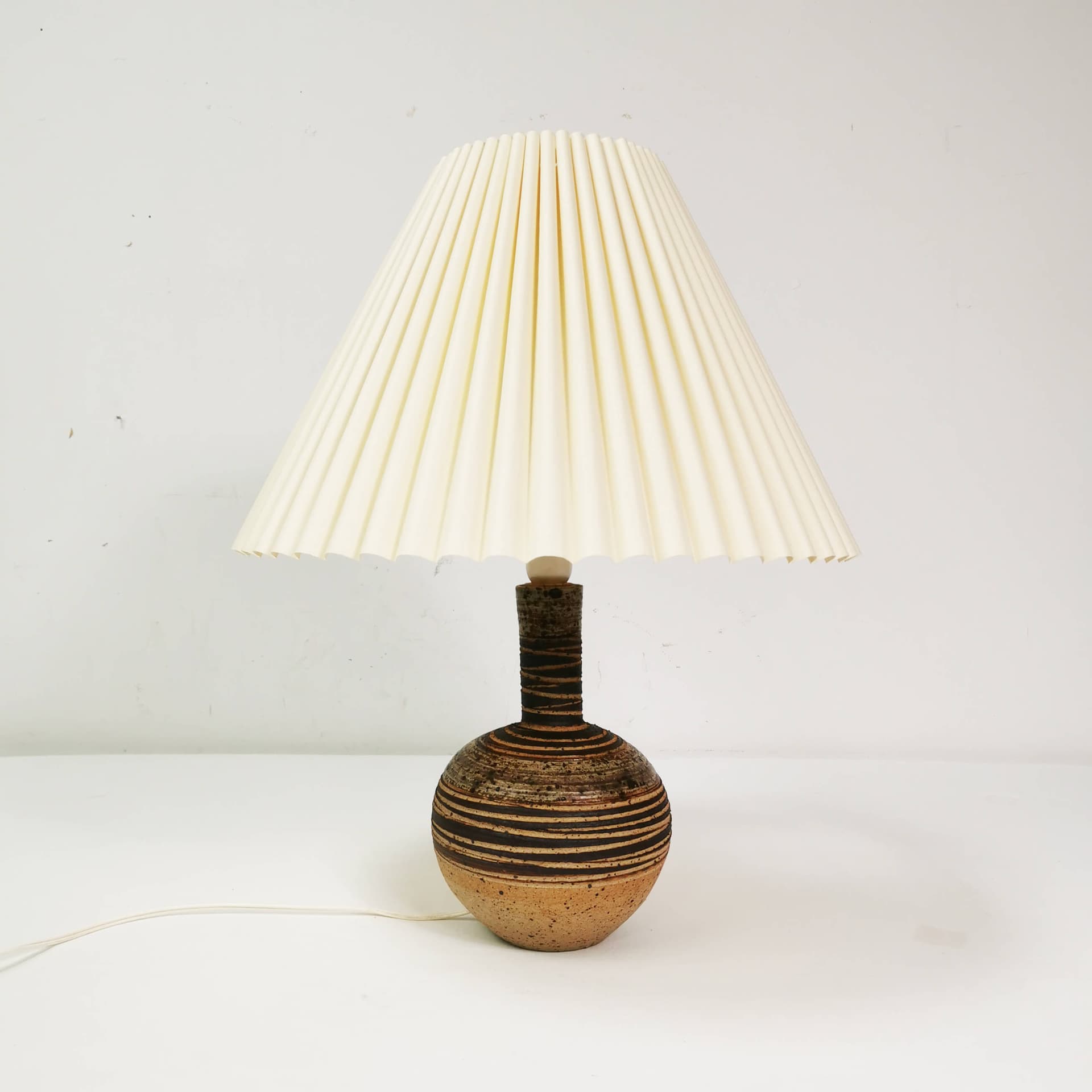 Lampa stołowa, ceramika beżowa brązowa, klosz papierowy biały, Tue Pulsen, Dania, lata 60. - 359280