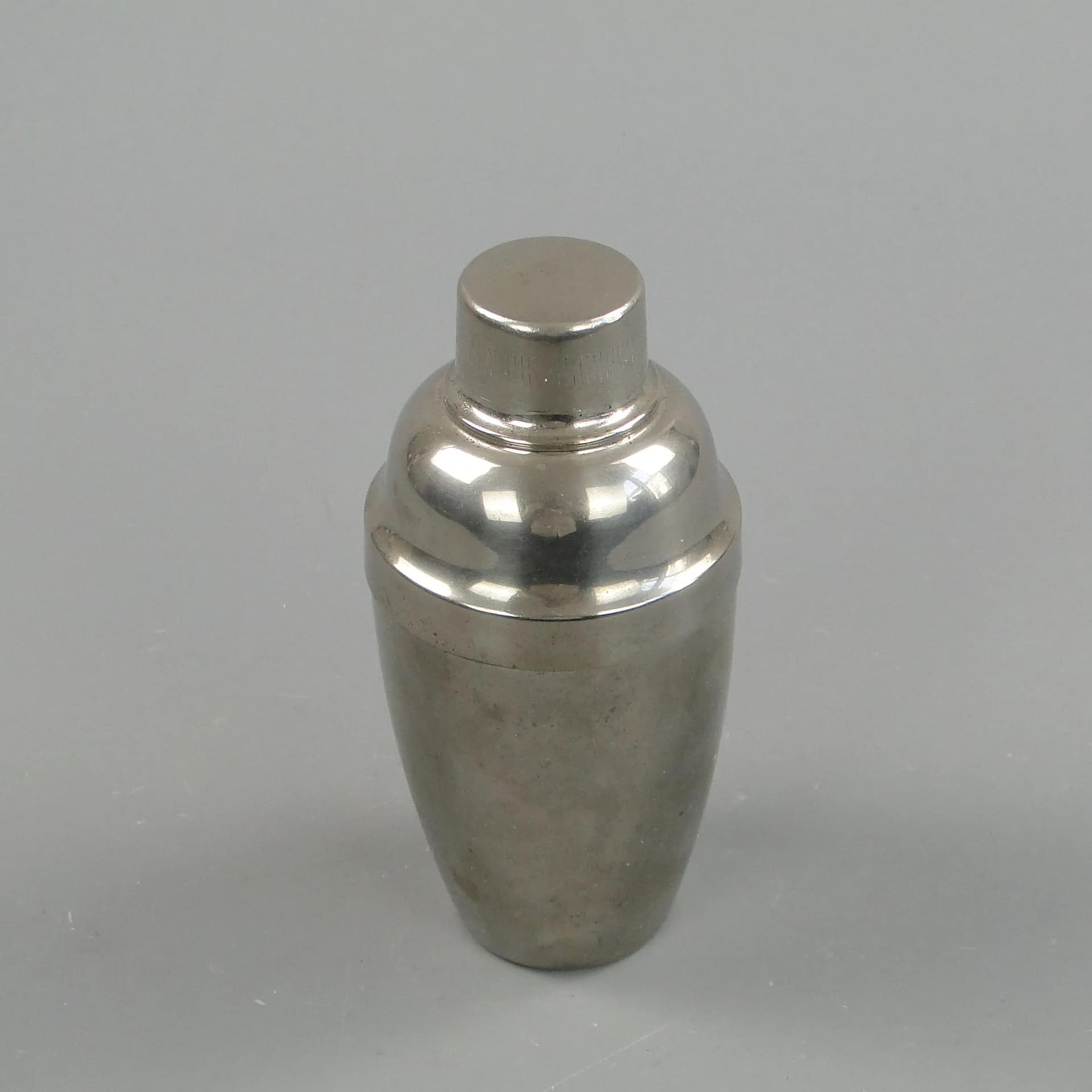 Shaker miniaturowy, srebrny, metal, art déco, lata 60. - 26507