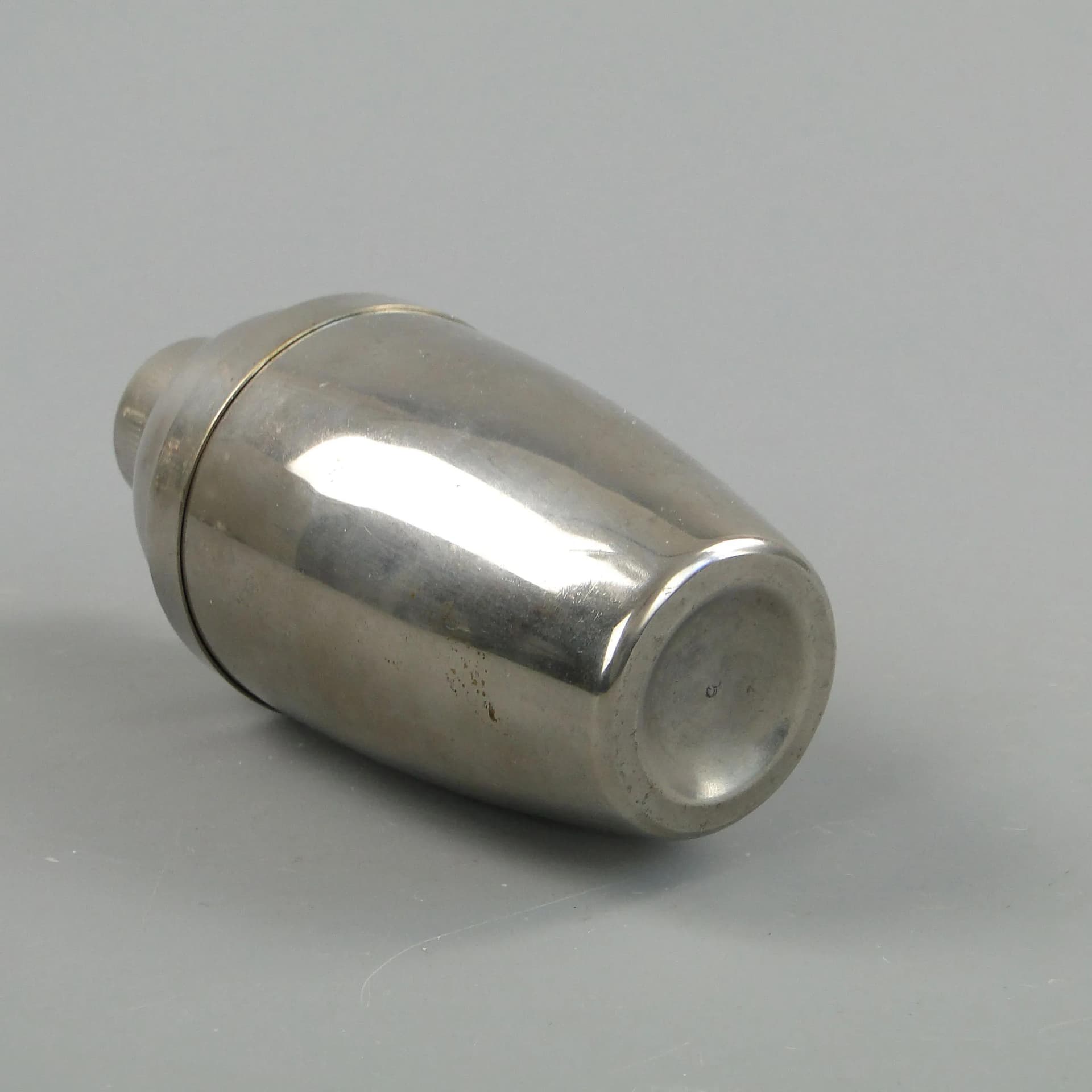 Shaker miniaturowy, srebrny, metal, art déco, lata 60. - 26509