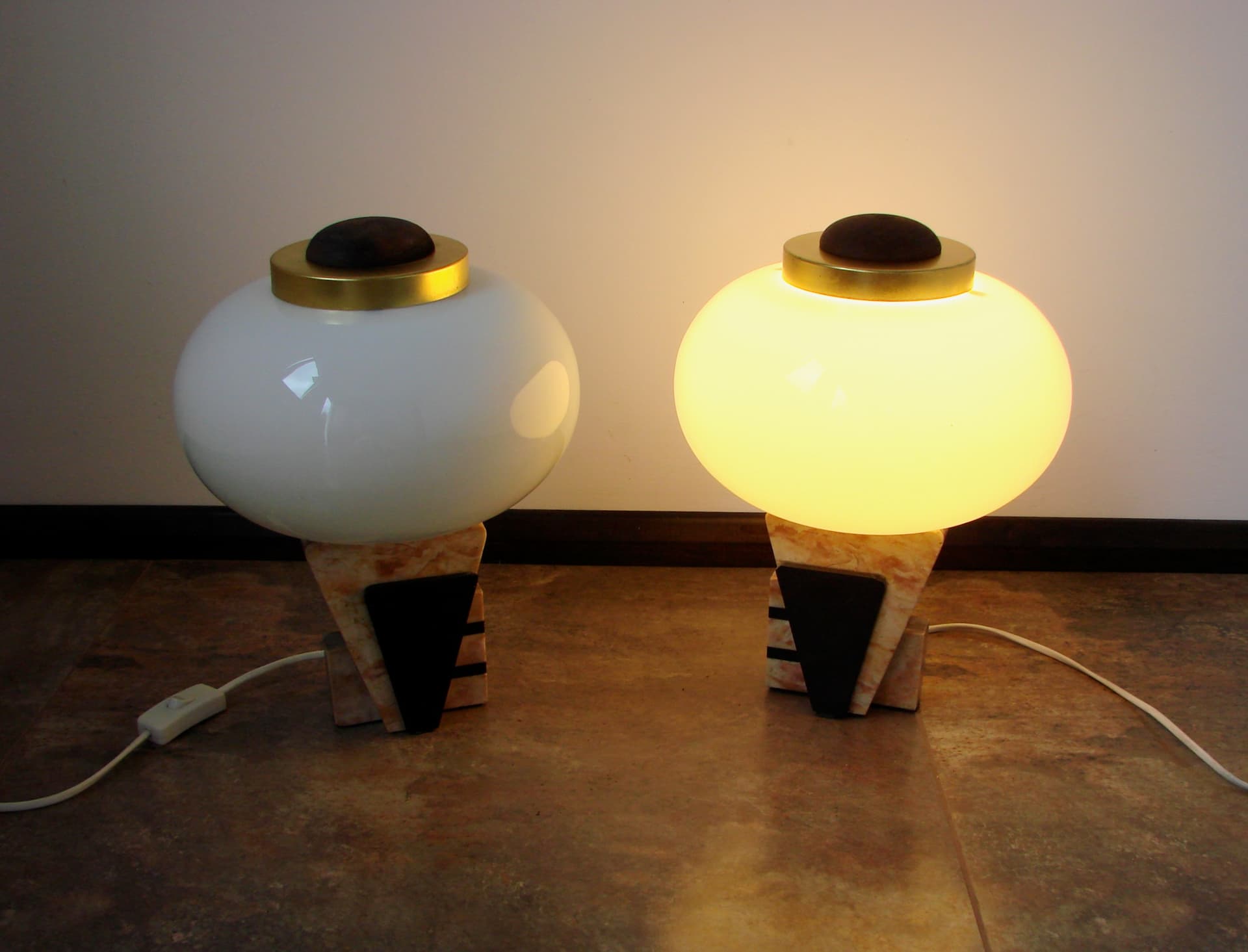 Para lamp stołowych Art Deco, szkło opalowe białe, kamień beżowy, metal czarny, mosiądz złoty, lata 50. - 360245