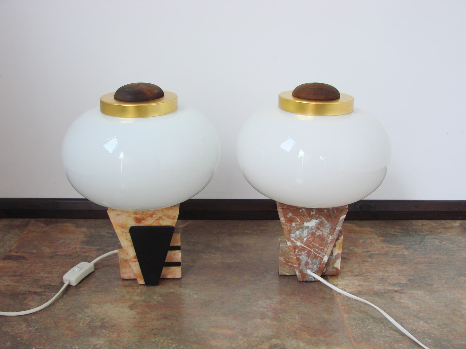 Para lamp stołowych Art Deco, szkło opalowe białe, kamień beżowy, metal czarny, mosiądz złoty, lata 50. - 360254