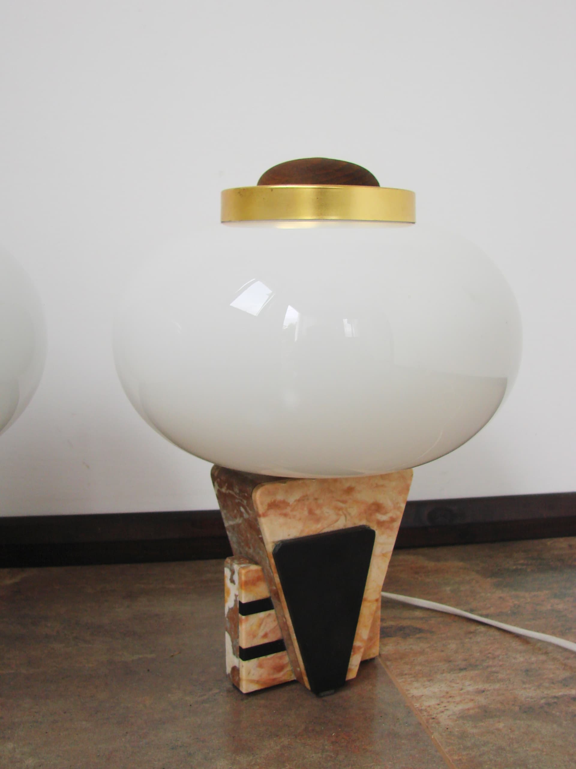 Para lamp stołowych Art Deco, szkło opalowe białe, kamień beżowy, metal czarny, mosiądz złoty, lata 50. - 360248