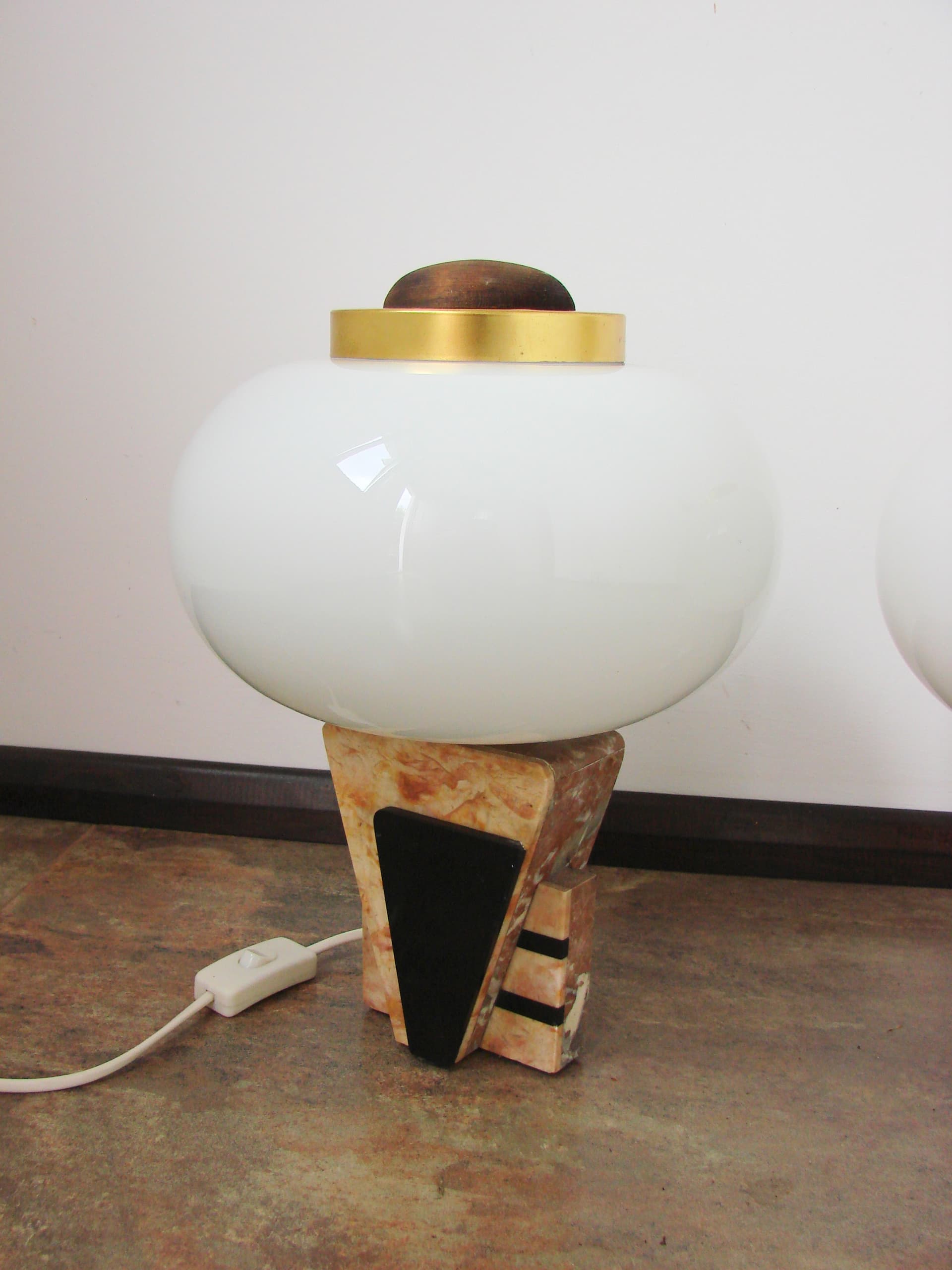 Para lamp stołowych Art Deco, szkło opalowe białe, kamień beżowy, metal czarny, mosiądz złoty, lata 50. - 360252