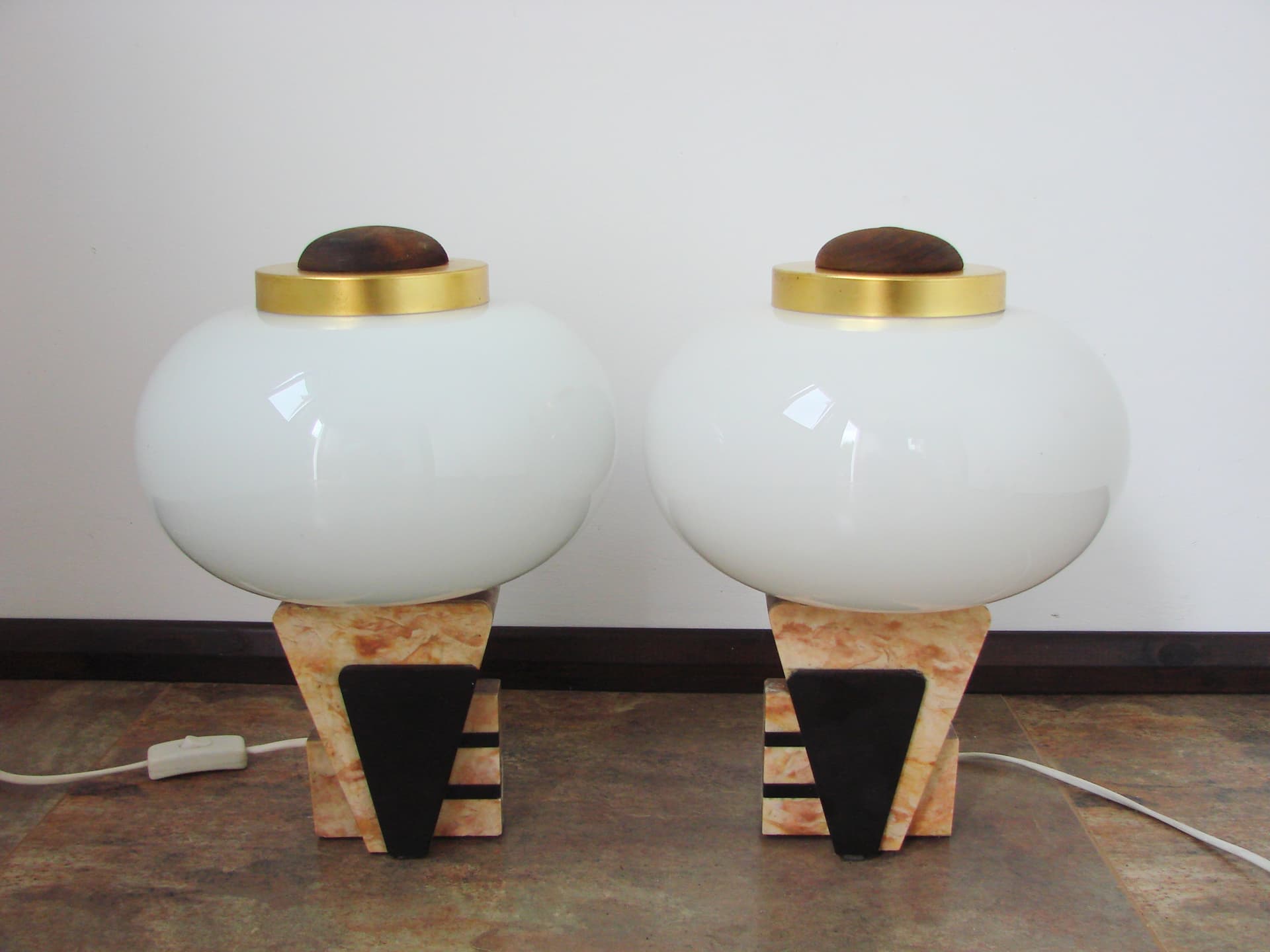 Para lamp stołowych Art Deco, szkło opalowe białe, kamień beżowy, metal czarny, mosiądz złoty, lata 50. - 360250