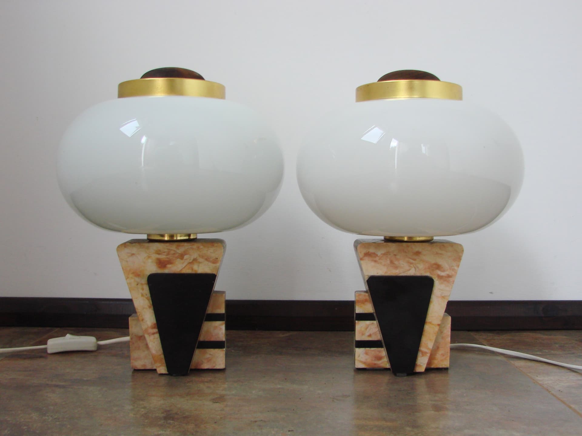Para lamp stołowych Art Deco, szkło opalowe białe, kamień beżowy, metal czarny, mosiądz złoty, lata 50. - 360249