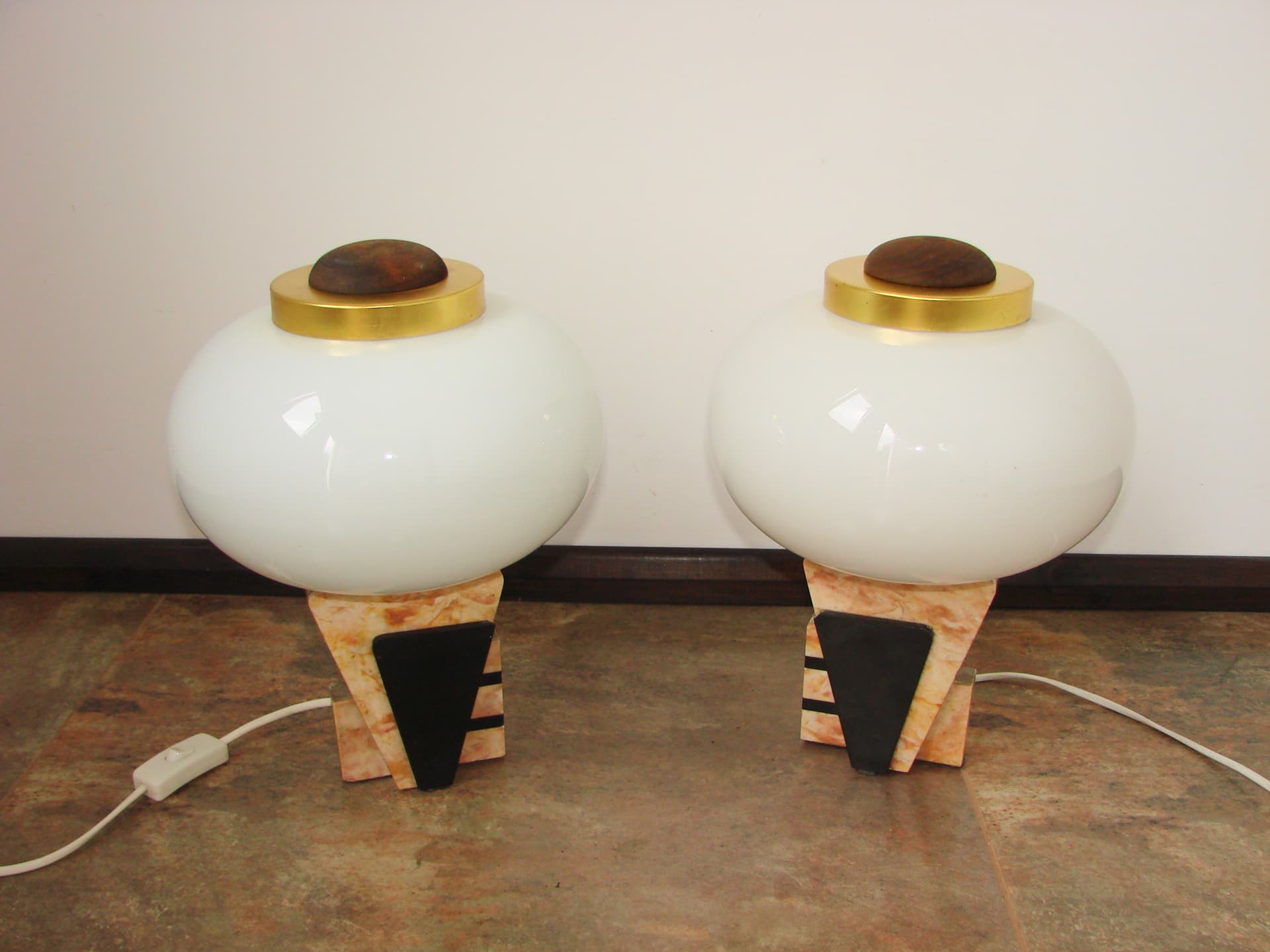 Para lamp stołowych Art Deco, szkło opalowe białe, kamień beżowy, metal czarny, mosiądz złoty, lata 50. - 360251