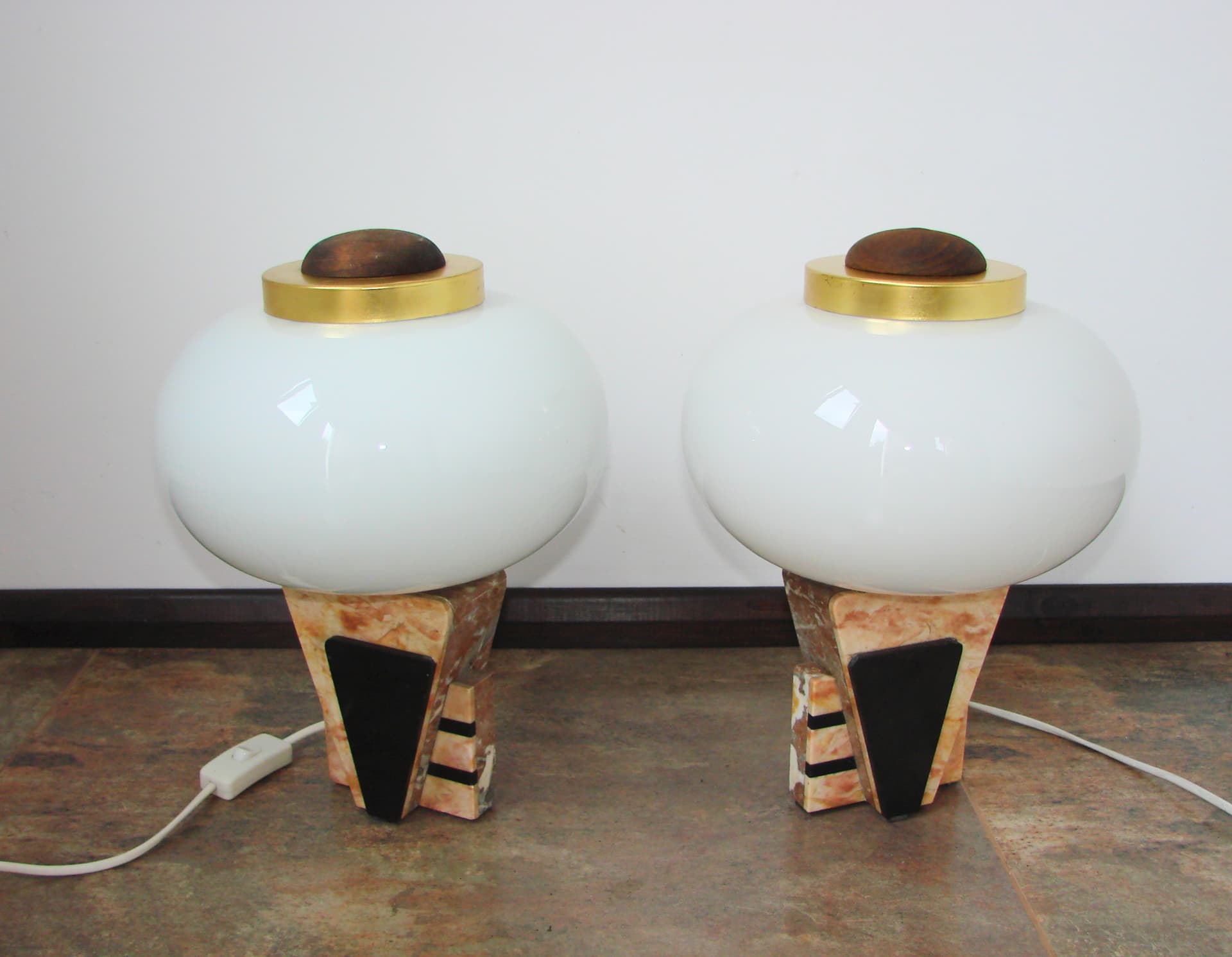 Para lamp stołowych Art Deco, szkło opalowe białe, kamień beżowy, metal czarny, mosiądz złoty, lata 50. - 360247