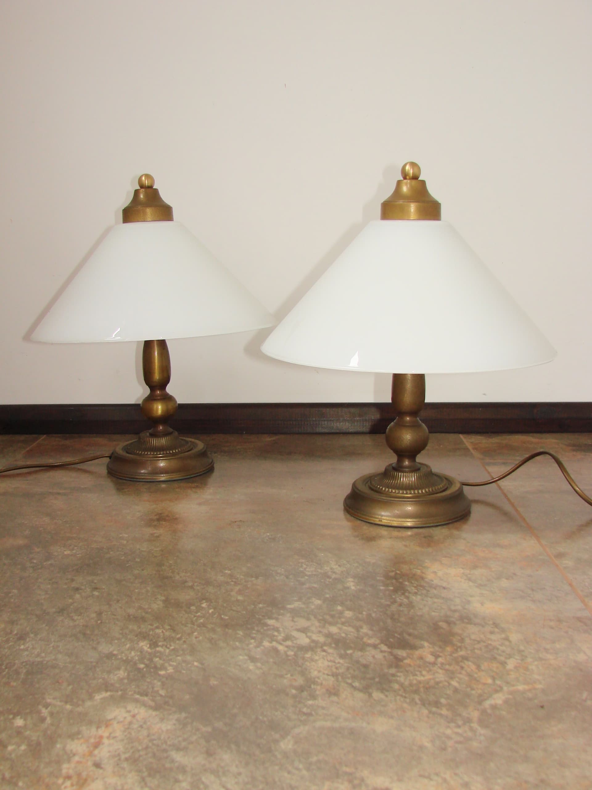 Para lamp nocnych, mosiądz złoty, szkło białe, lata 60. - 360263