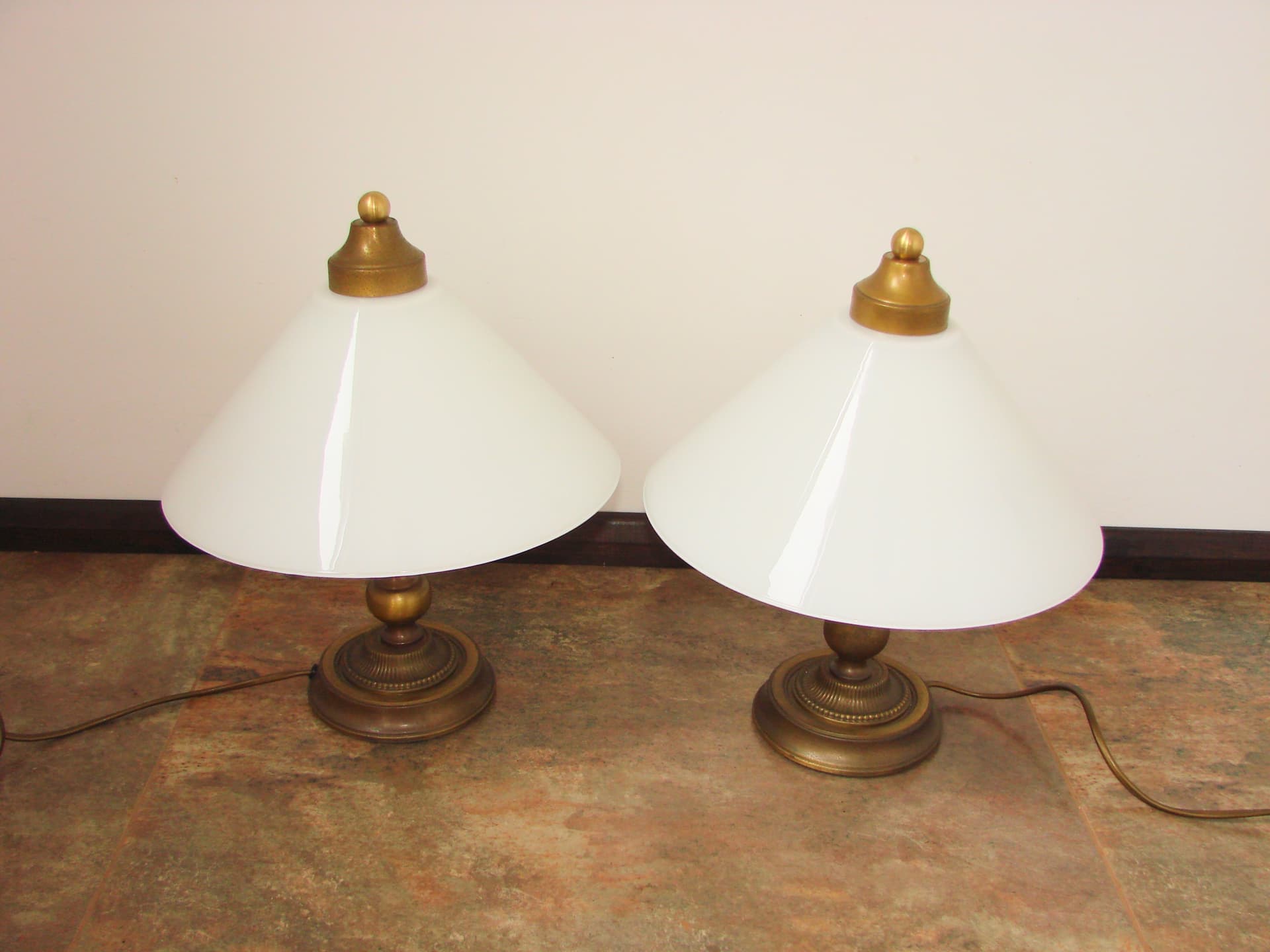Para lamp nocnych, mosiądz złoty, szkło białe, lata 60. - 360257