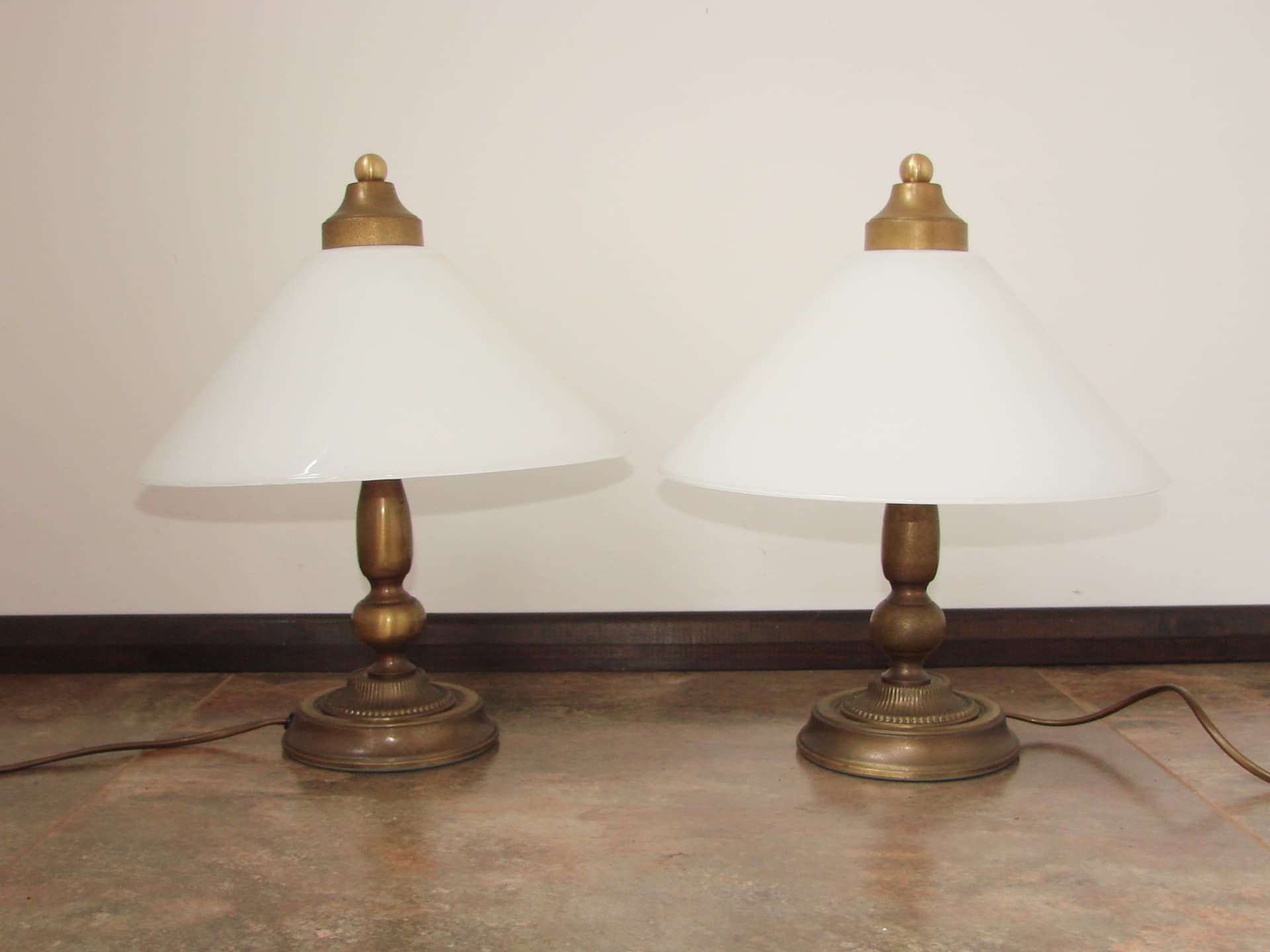 Para lamp nocnych, mosiądz złoty, szkło białe, lata 60. - 360259