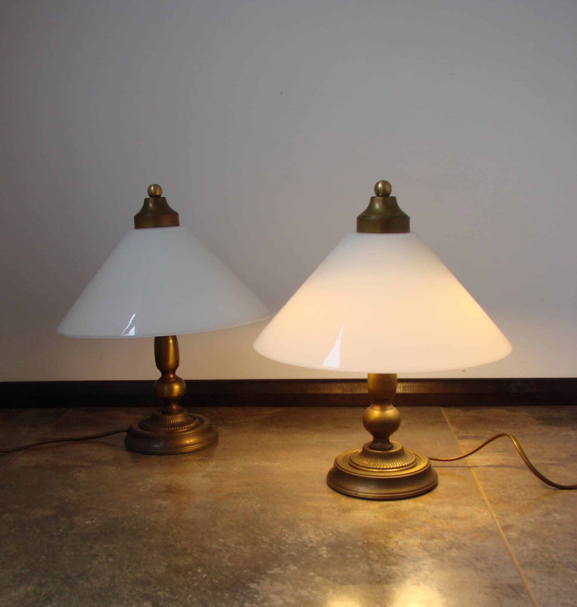 Para lamp nocnych, mosiądz złoty, szkło białe, lata 60. - 360261