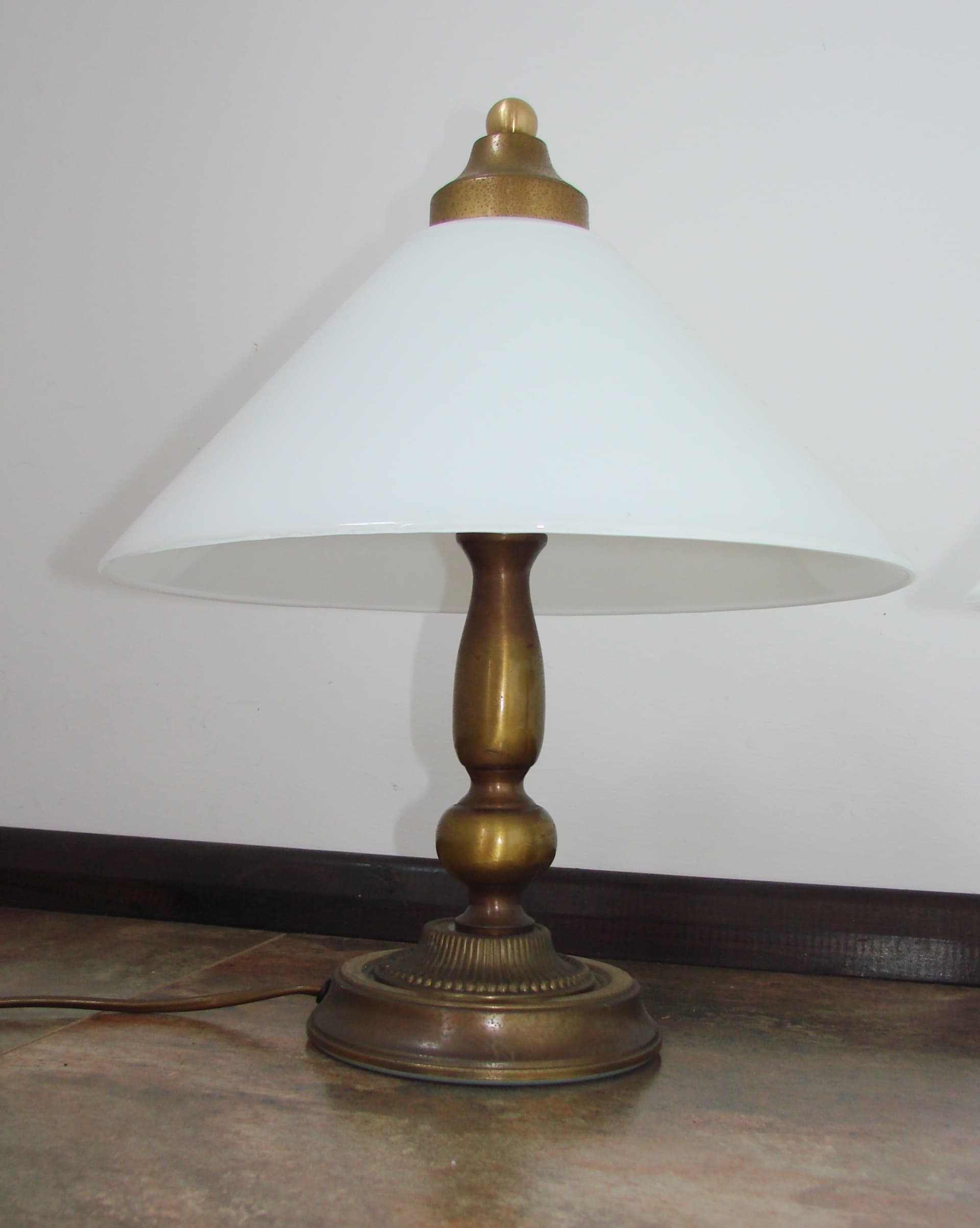 Para lamp nocnych, mosiądz złoty, szkło białe, lata 60. - 360258