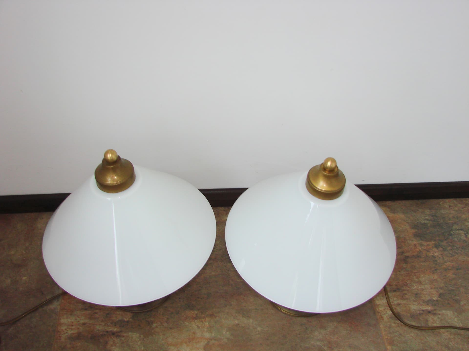 Para lamp nocnych, mosiądz złoty, szkło białe, lata 60. - 360262