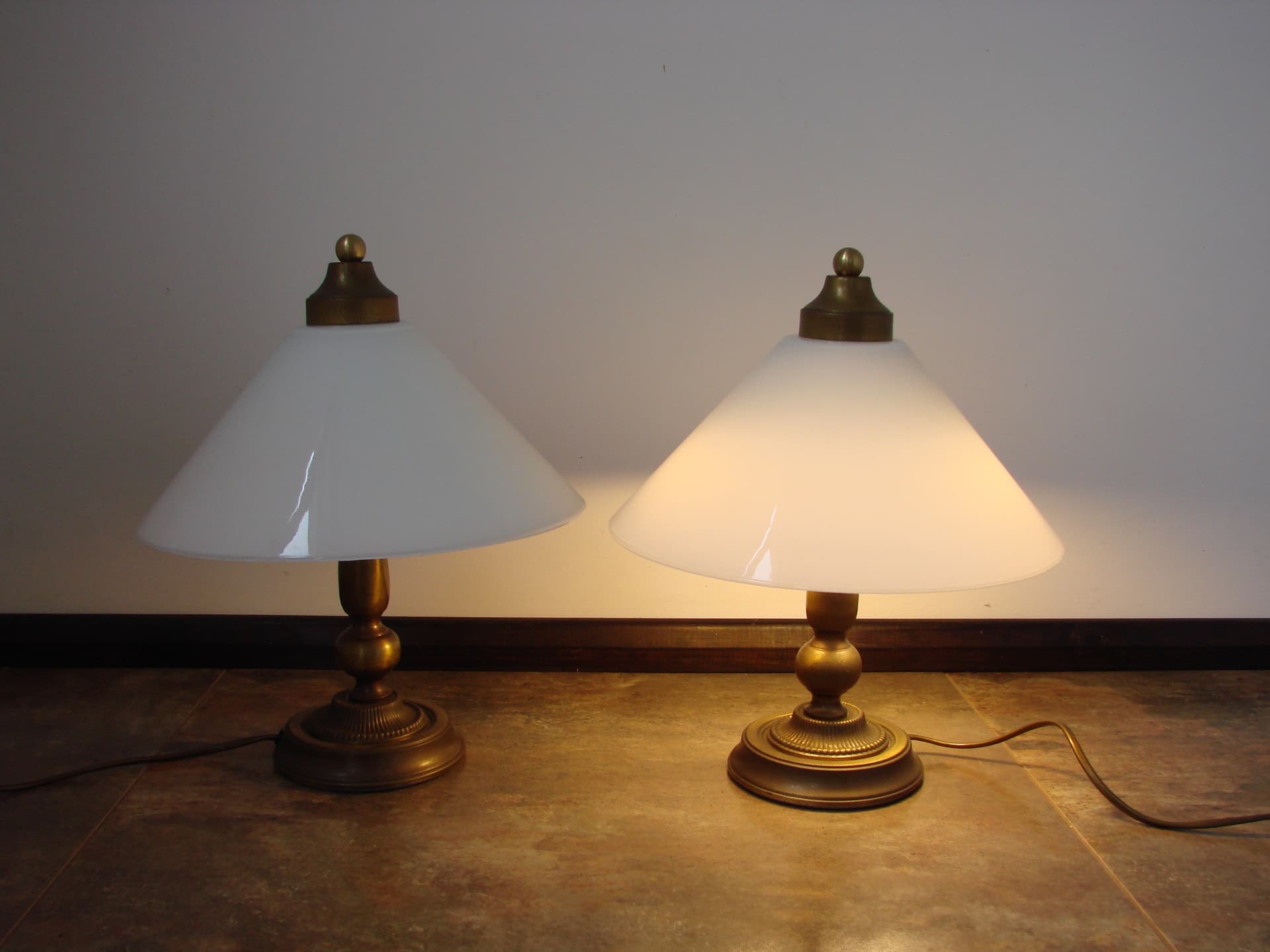 Para lamp nocnych, mosiądz złoty, szkło białe, lata 60. - 360256
