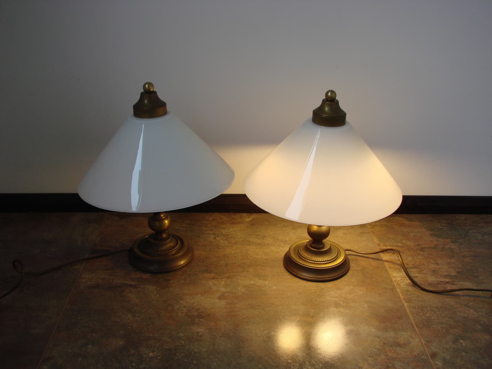 Para lamp nocnych, mosiądz złoty, szkło białe, lata 60. - 360255