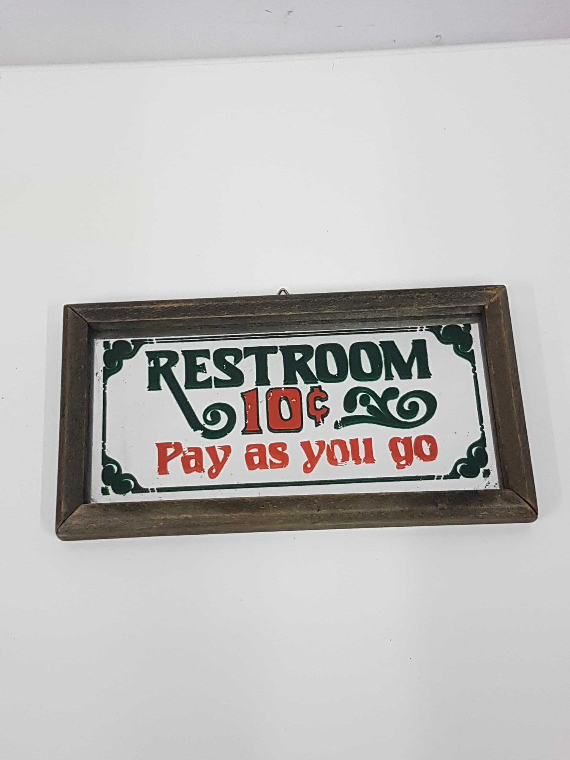 Szyld lustrzany Restroom 10¢ Pay as you go, szkło srebrne, drewno brązowe, USA, lata 70. - 360441