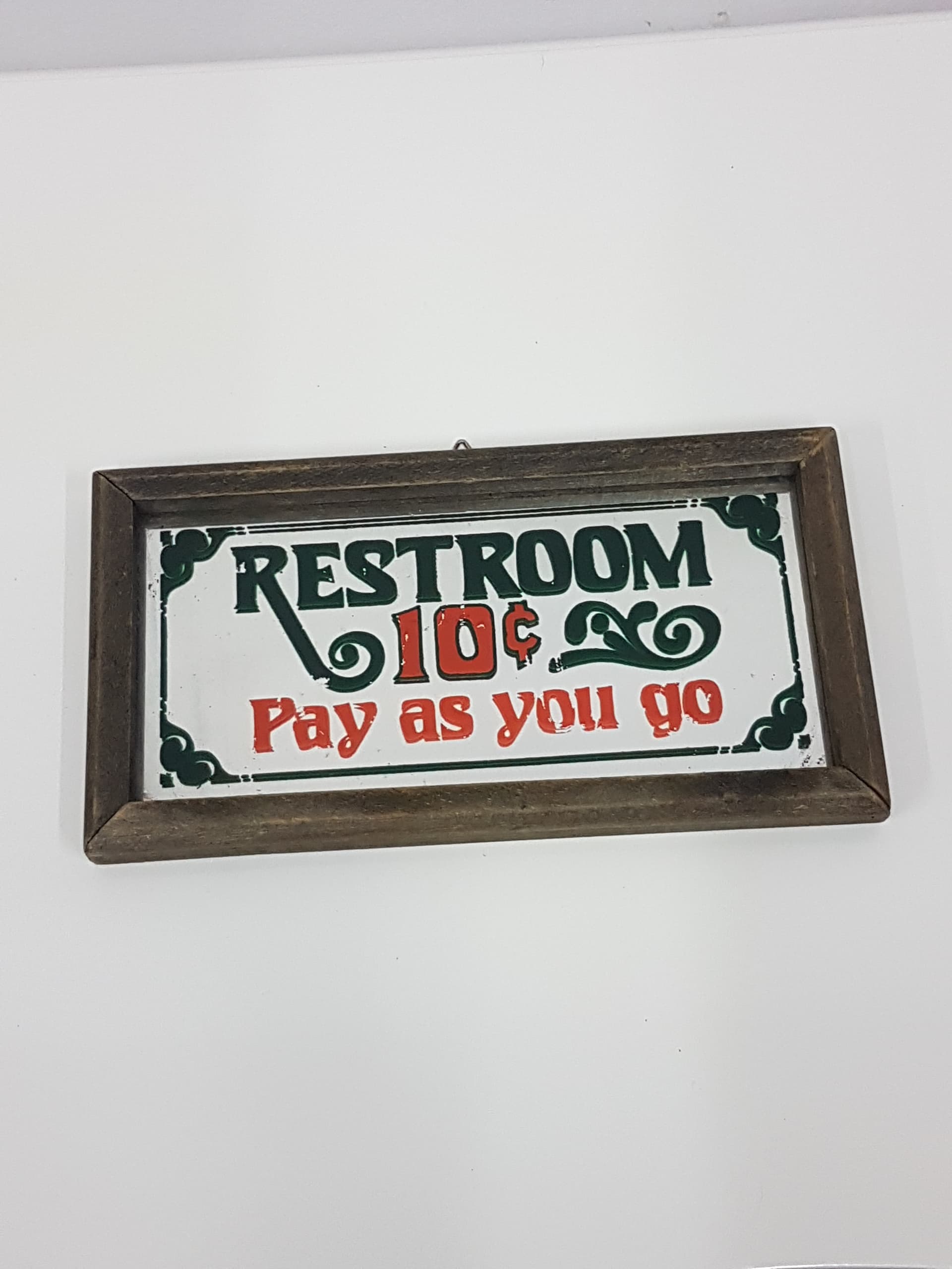 Szyld lustrzany Restroom 10¢ Pay as you go, szkło srebrne, drewno brązowe, USA, lata 70. - 360442
