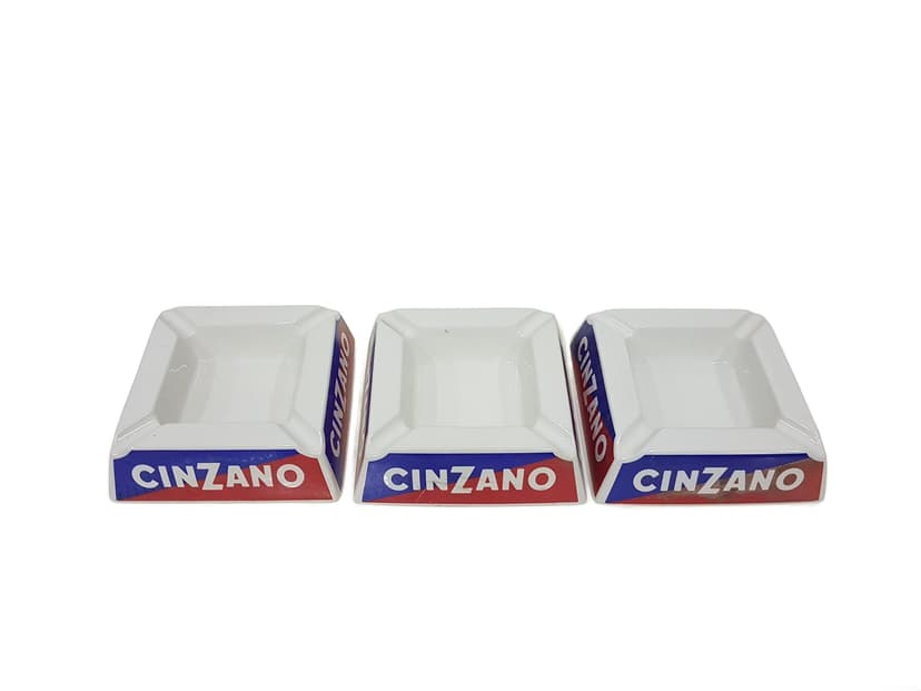 Zestaw trzech popielniczek Cinzano, biały, niebieski, czerwony, ceramika, Włochy, lata 60.