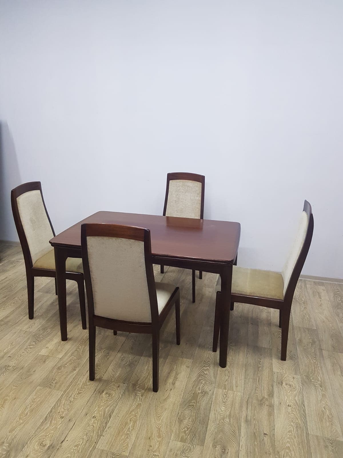 Zestaw stołu i czterech krzeseł, drewno brązowy, tkanina beżowy, Dania, lata 70. - 360638