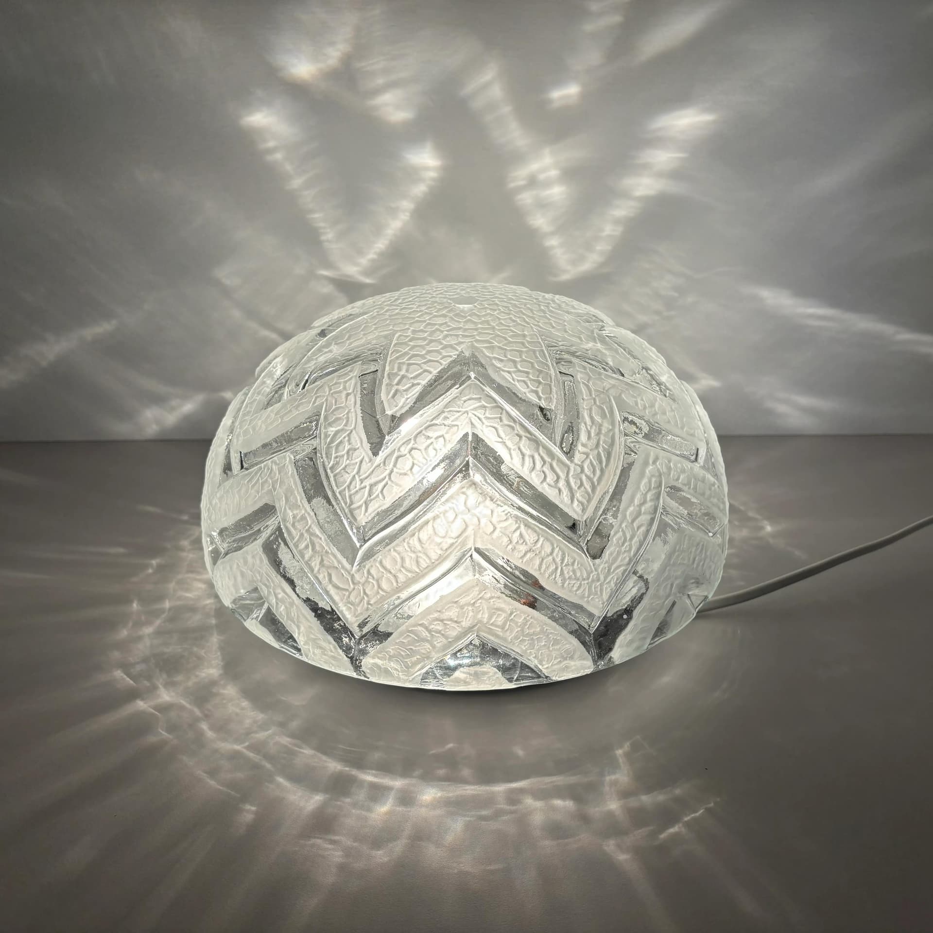 Biały, geometryczny kinkiet lub plafon modernistyczny, metal i szkło, Niemcy, lata 80. - 26417