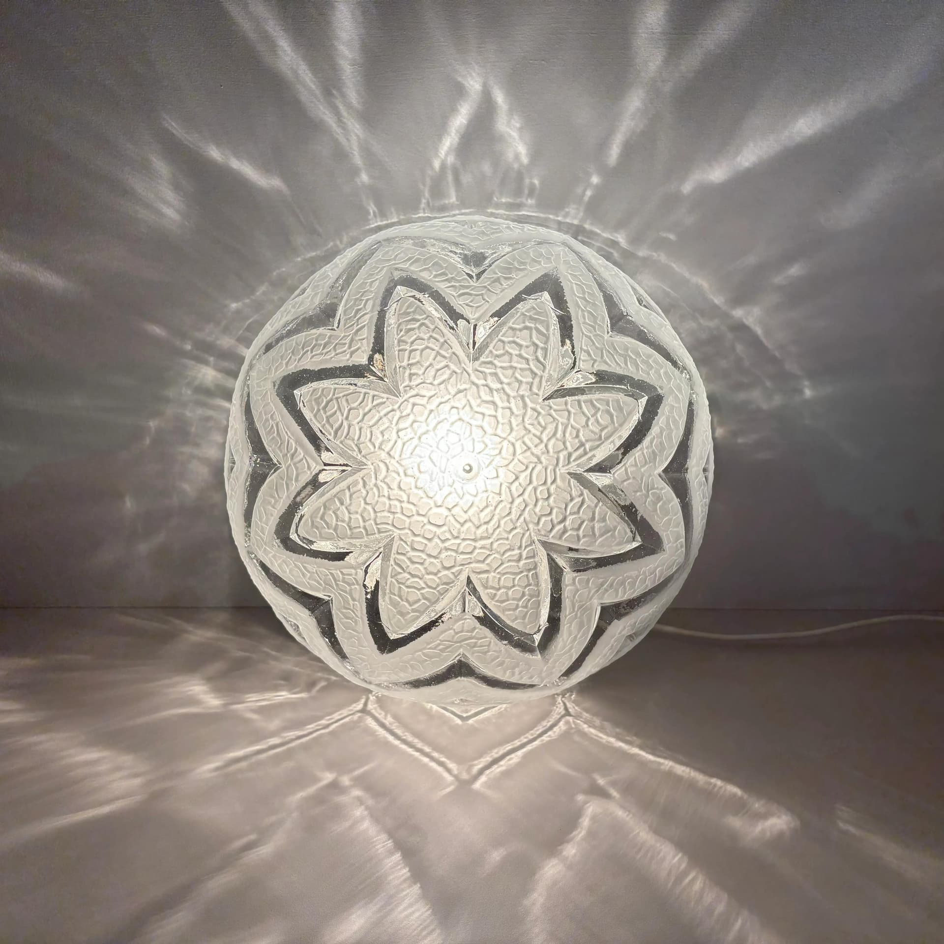 Biały, geometryczny kinkiet lub plafon modernistyczny, metal i szkło, Niemcy, lata 80. - 26418