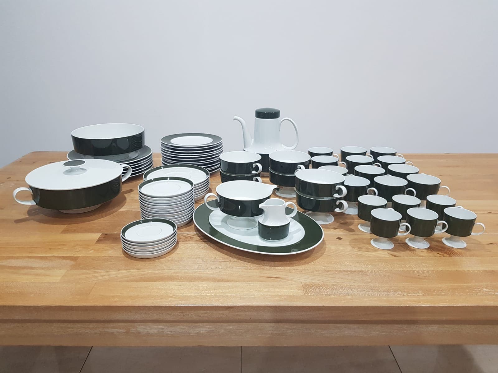 Sześćdziesięciosiedmioczęściowy serwis obiadowo-kawowy Composition, zielony biały, porcelana, proj. T. Wirkkala, Niemcy, lata 70. - 360829