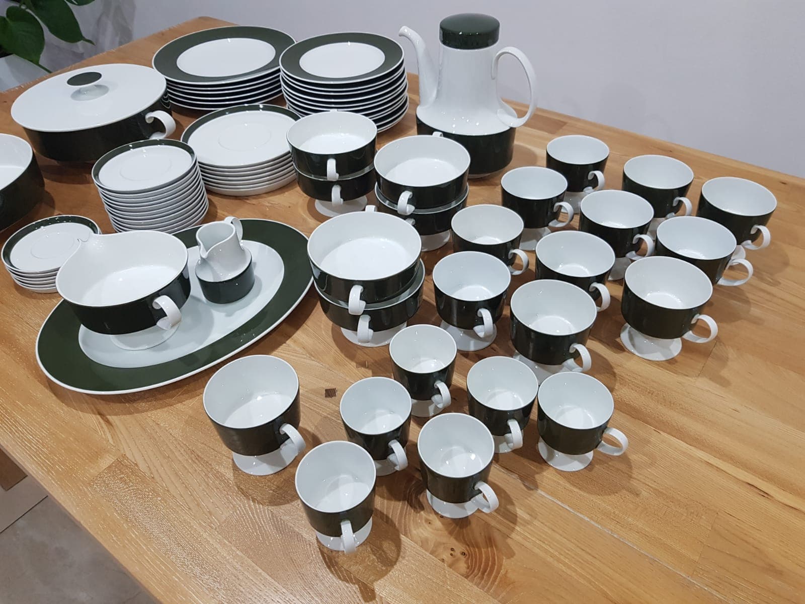 Sześćdziesięciosiedmioczęściowy serwis obiadowo-kawowy Composition, zielony biały, porcelana, proj. T. Wirkkala, Niemcy, lata 70. - 360835