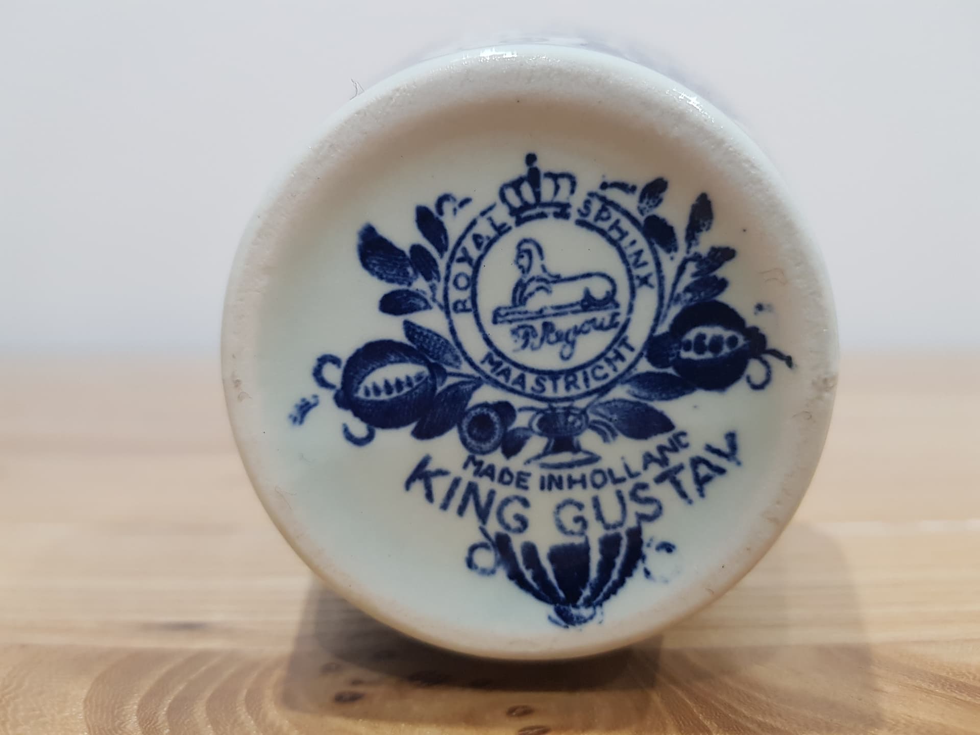 Vase King Gustav, Delft Blue, white blue ceramic, Royal Sphinx Maastricht, Netherlands, 1960s. - 361141