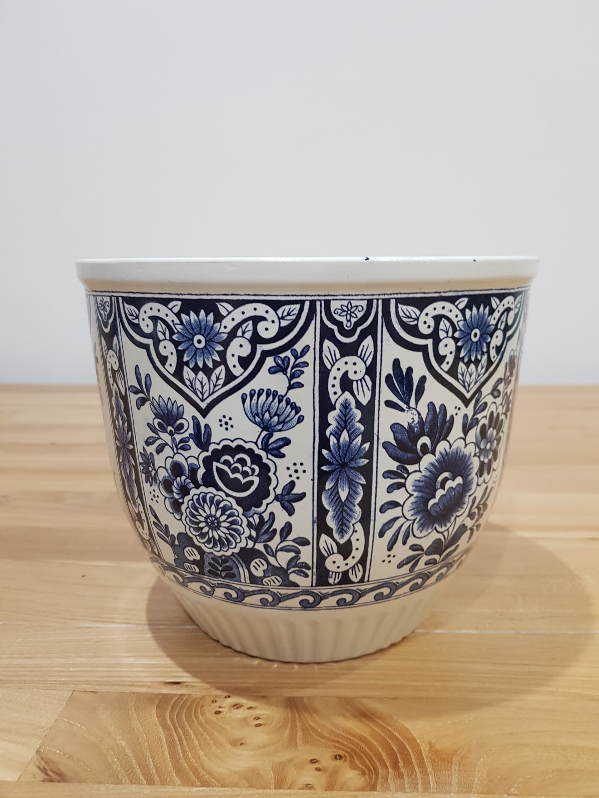 Osłonka Delfts, biały niebieski, ceramika, Royal Sphinx Maastricht, Holandia, lata 60. - 361145