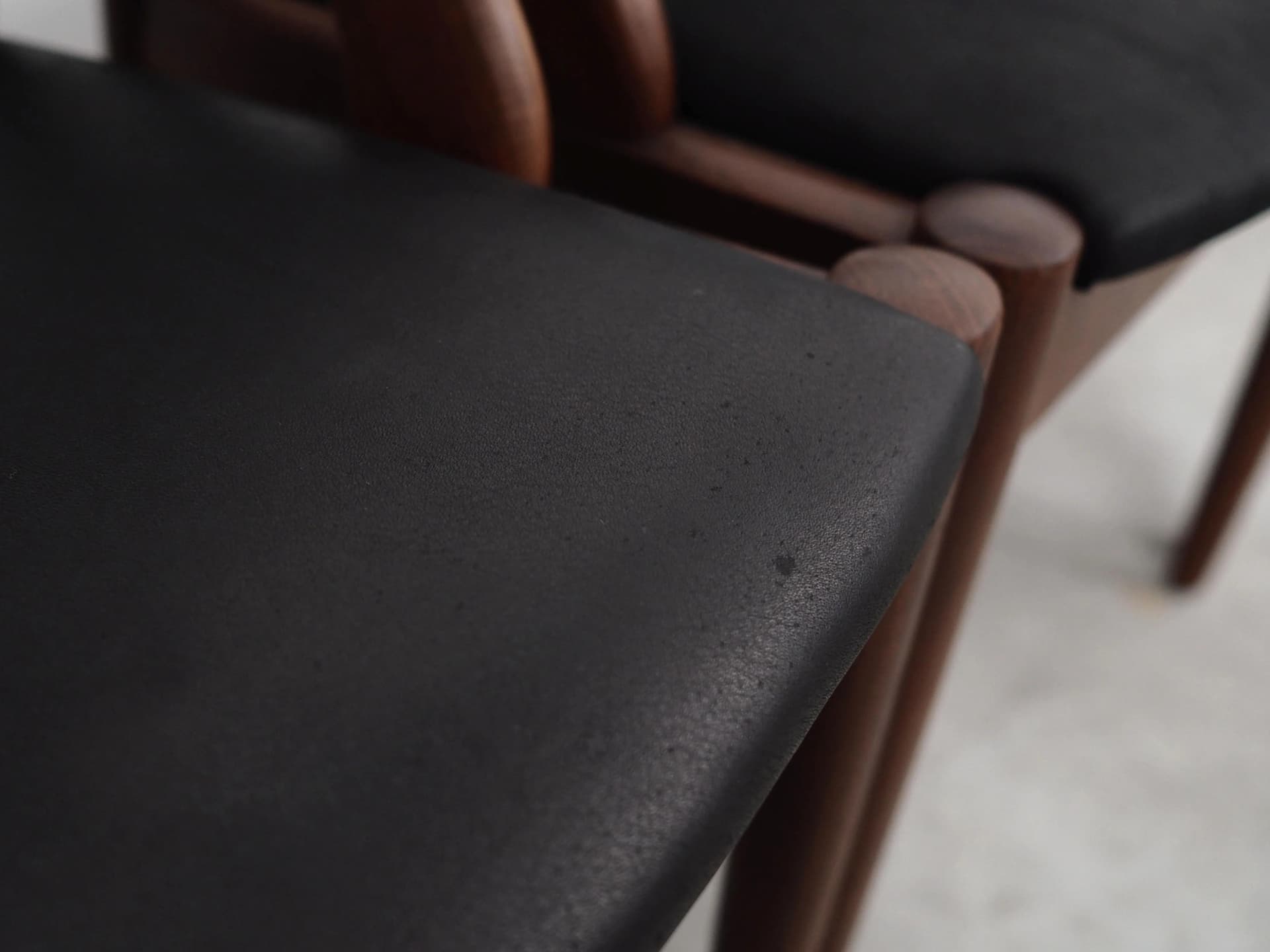 Komplet czterech krzeseł Model 31, teak, skóra czarna, proj. K. Kristiansen, Dania, lata 70. - 26535