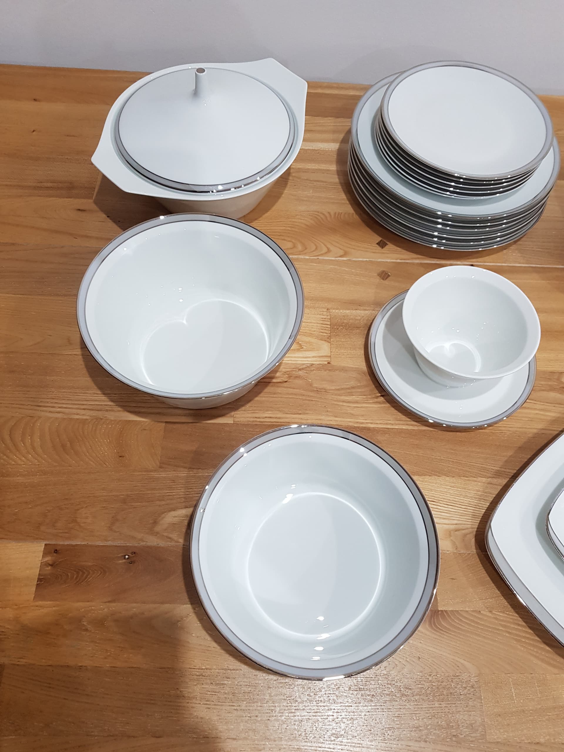 Twelve-piece dinnerware set Berlin, white porcelain, platinum, by H. T. Baumann, Rosenthal, Germany, 1960s. - 361602