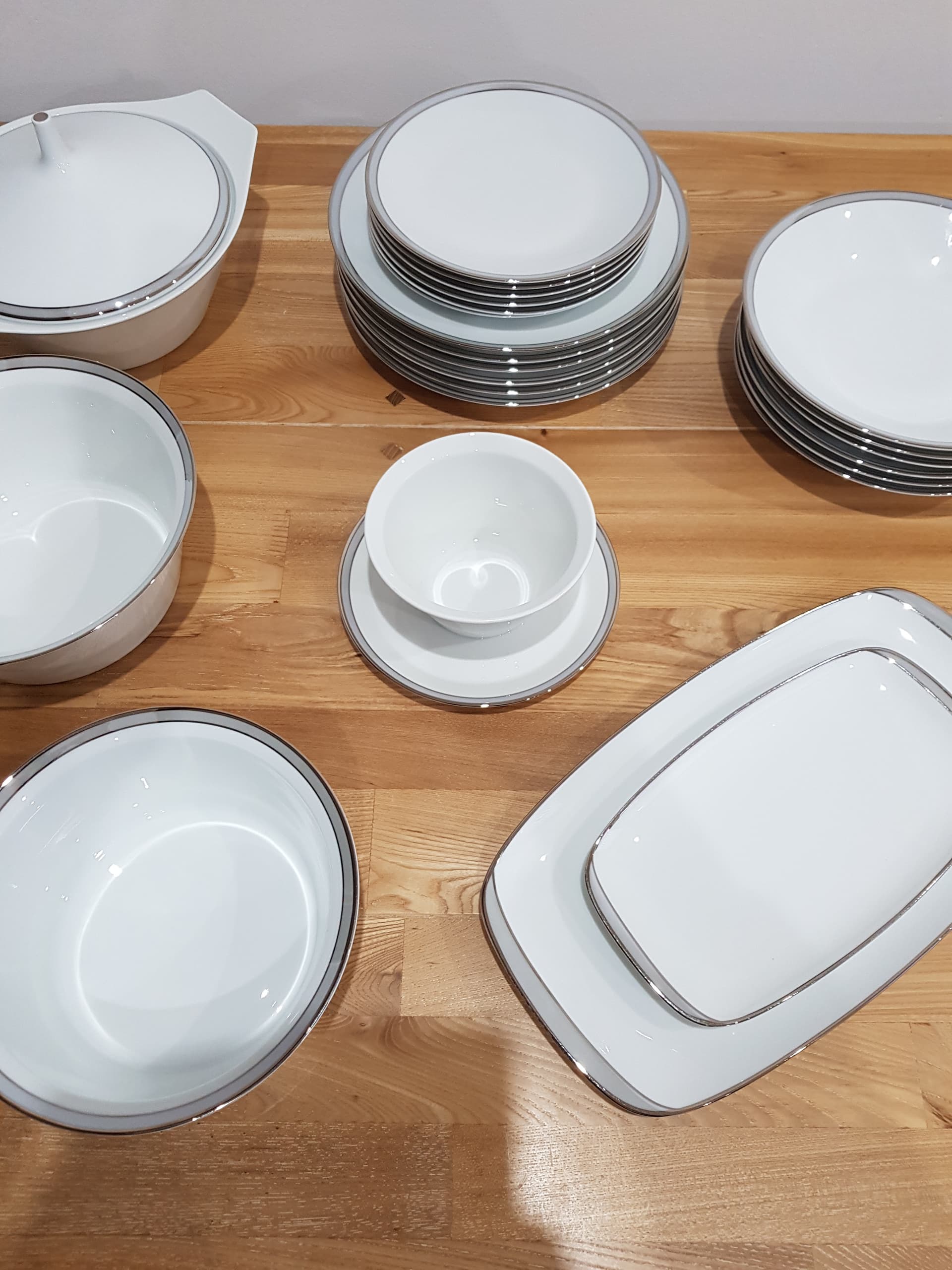 Twelve-piece dinnerware set Berlin, white porcelain, platinum, by H. T. Baumann, Rosenthal, Germany, 1960s. - 361603
