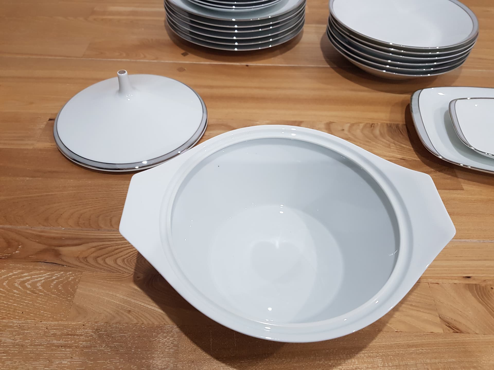 Twelve-piece dinnerware set Berlin, white porcelain, platinum, by H. T. Baumann, Rosenthal, Germany, 1960s. - 361610