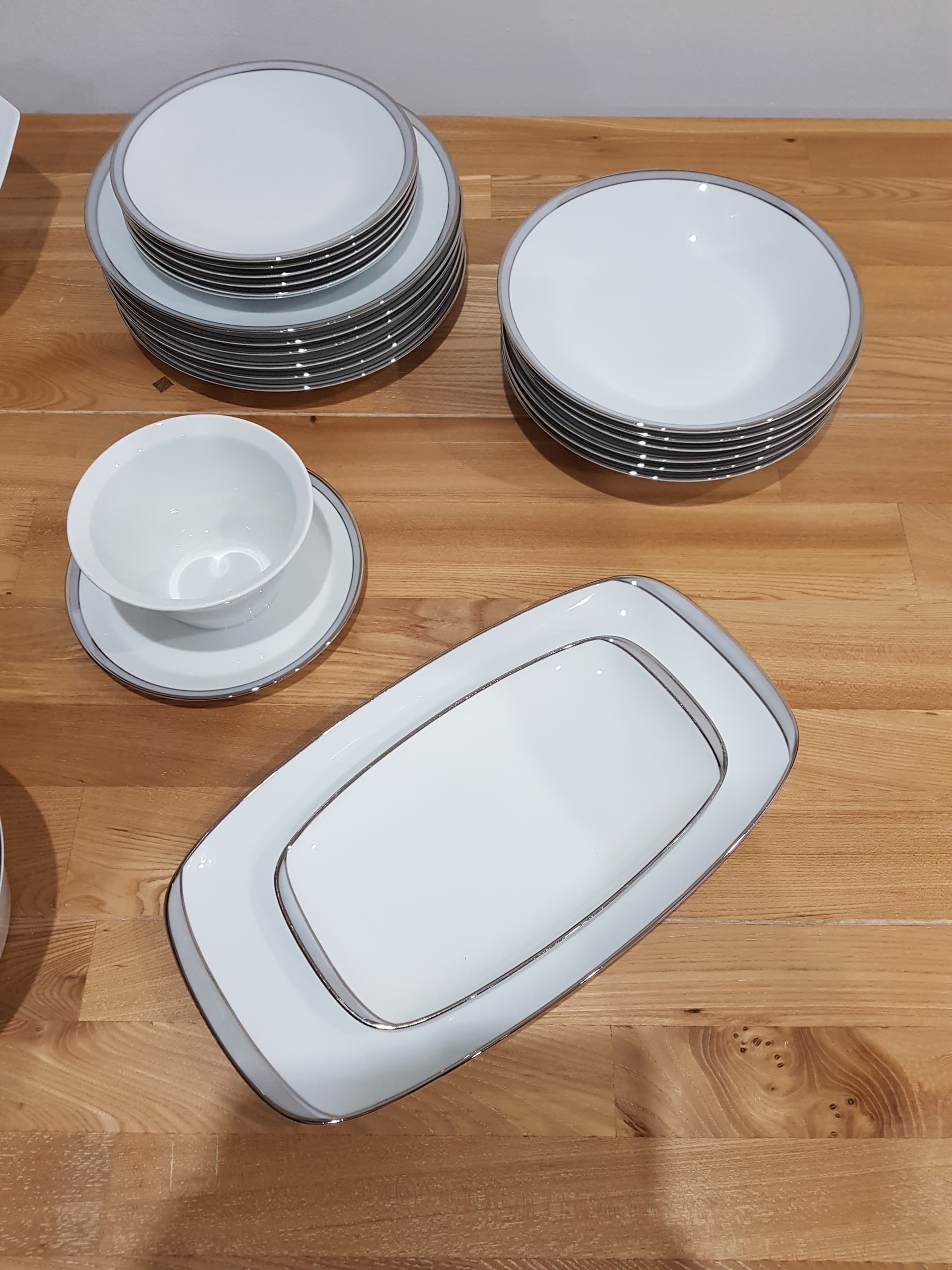 Twelve-piece dinnerware set Berlin, white porcelain, platinum, by H. T. Baumann, Rosenthal, Germany, 1960s. - 361604