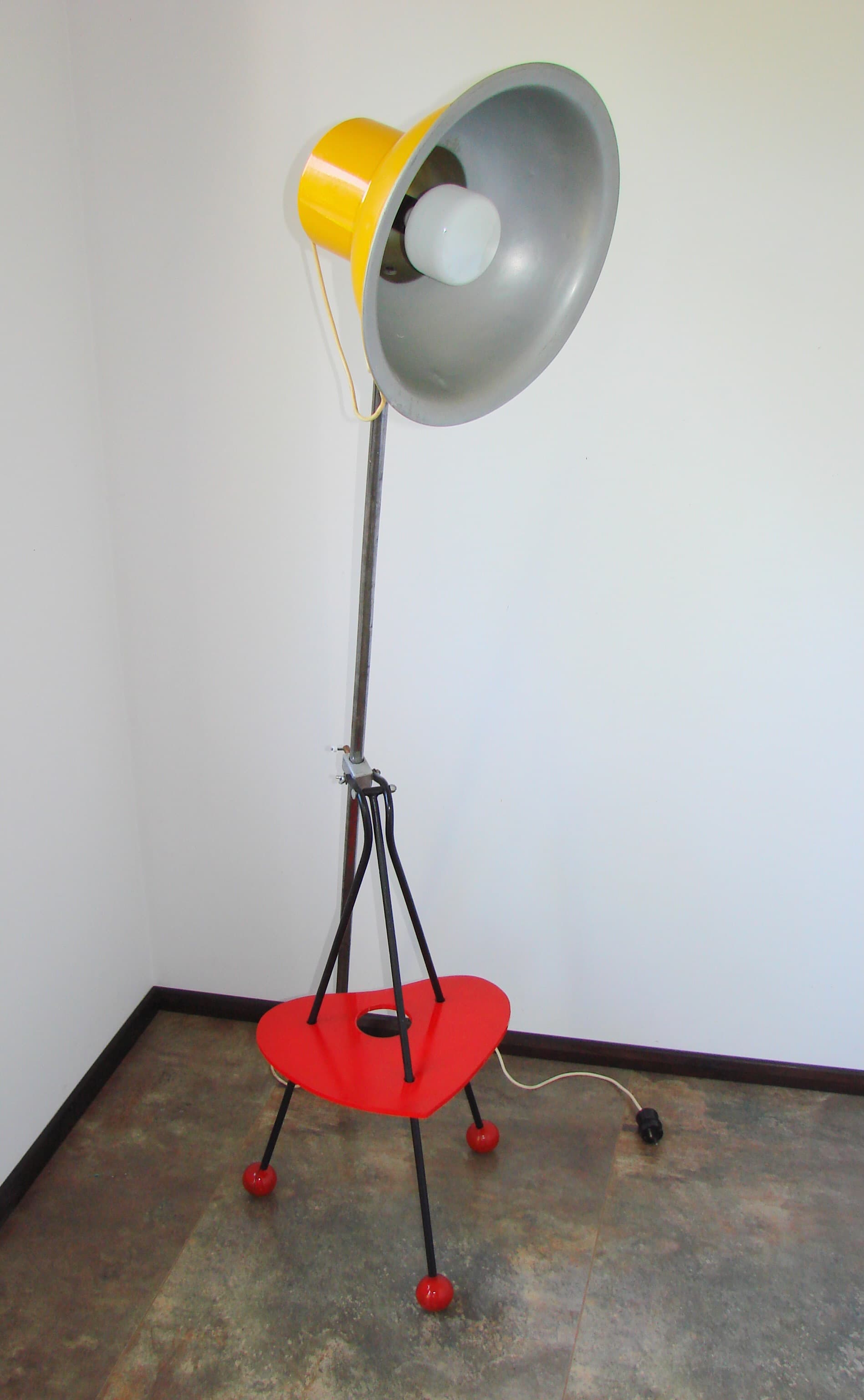 Floor lamp, yellow metal, red wood, Poland, 1960s - 361954