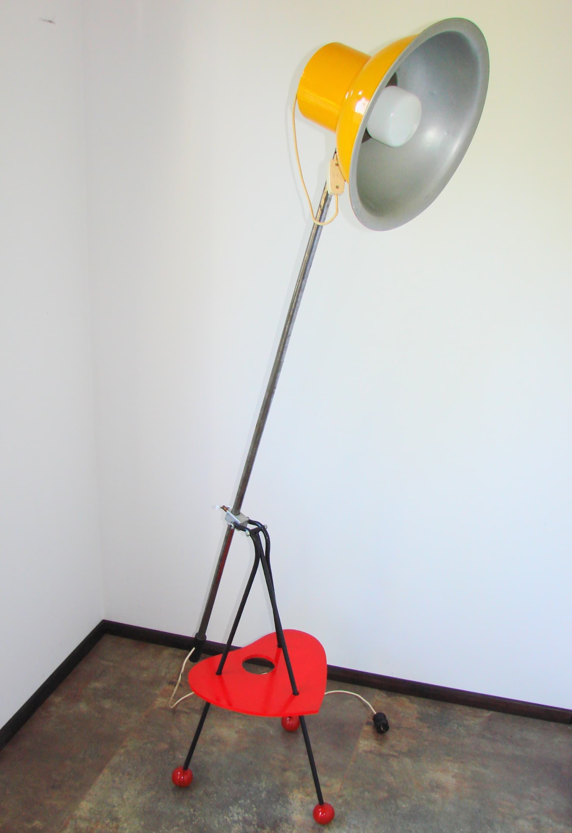 Floor lamp, yellow metal, red wood, Poland, 1960s - 361951