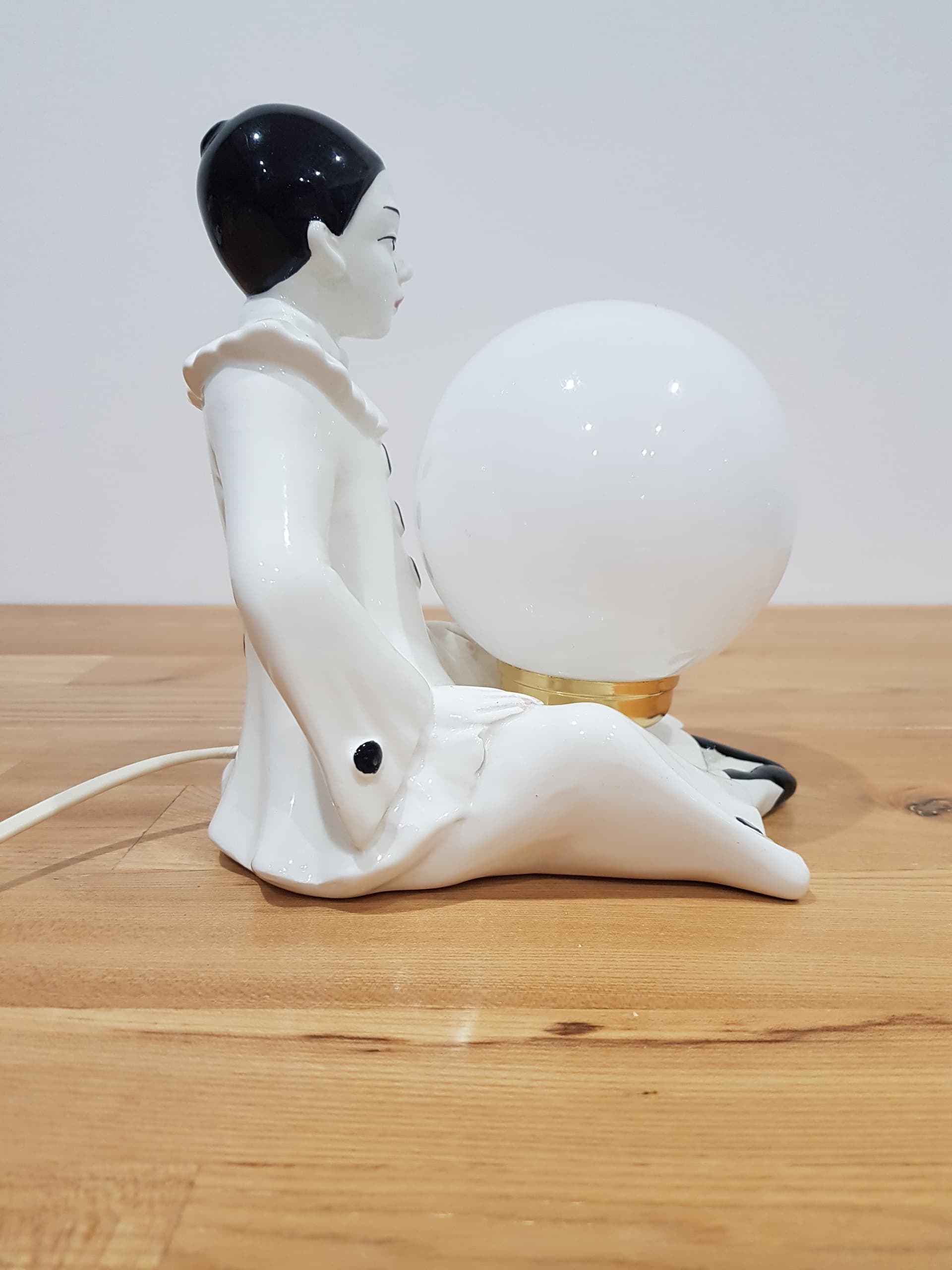 Lampa stołowa Pierrot, ceramika biała, szkło, Cer. Tolio Roselio, Włochy, lata 70. - 362490