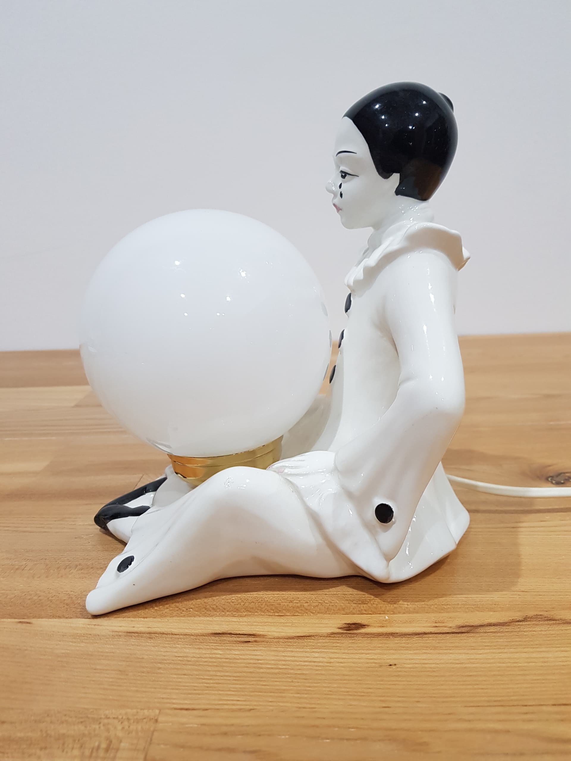 Lampa stołowa Pierrot, ceramika biała, szkło, Cer. Tolio Roselio, Włochy, lata 70. - 362486