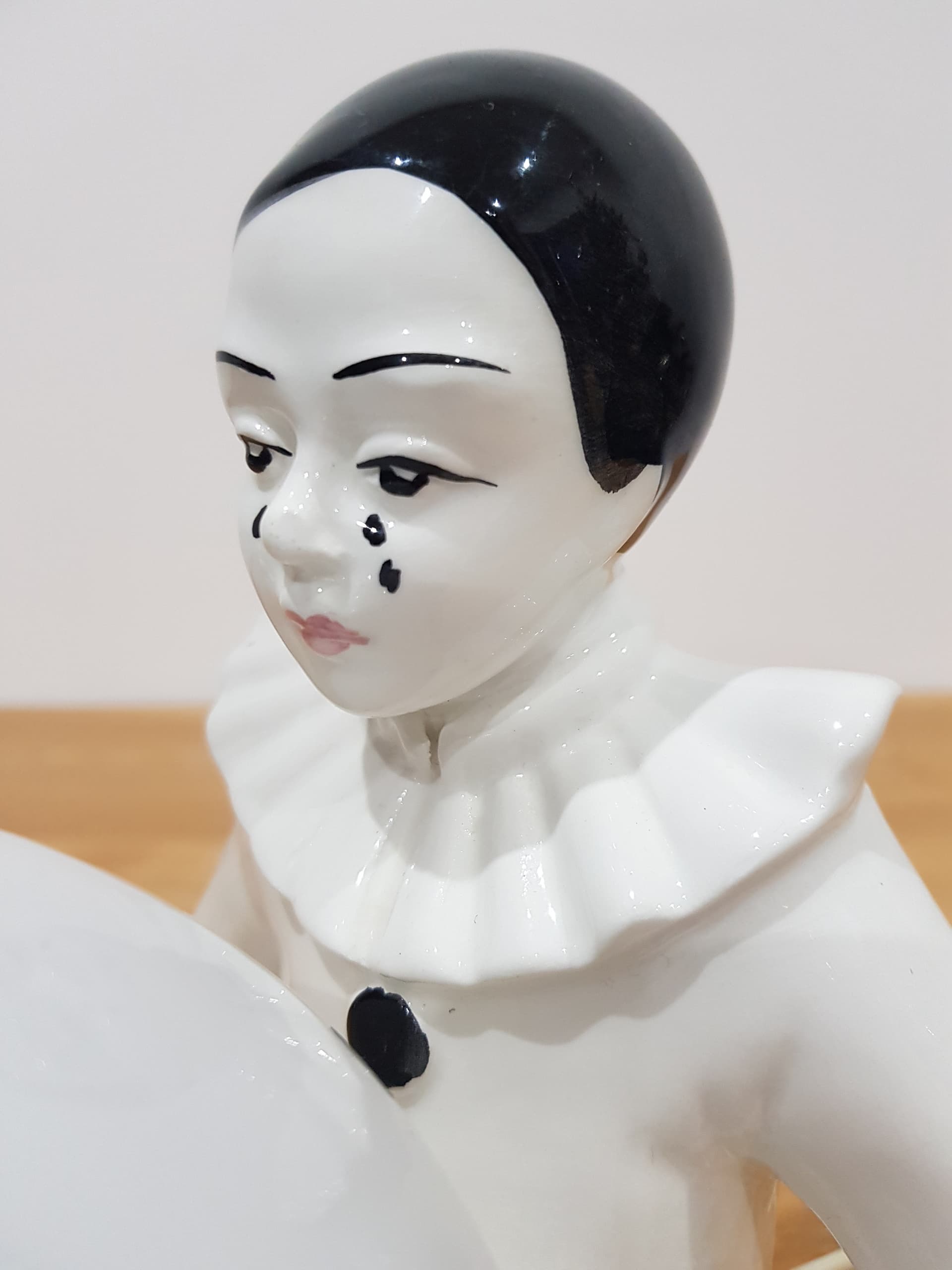 Lampa stołowa Pierrot, ceramika biała, szkło, Cer. Tolio Roselio, Włochy, lata 70. - 362493