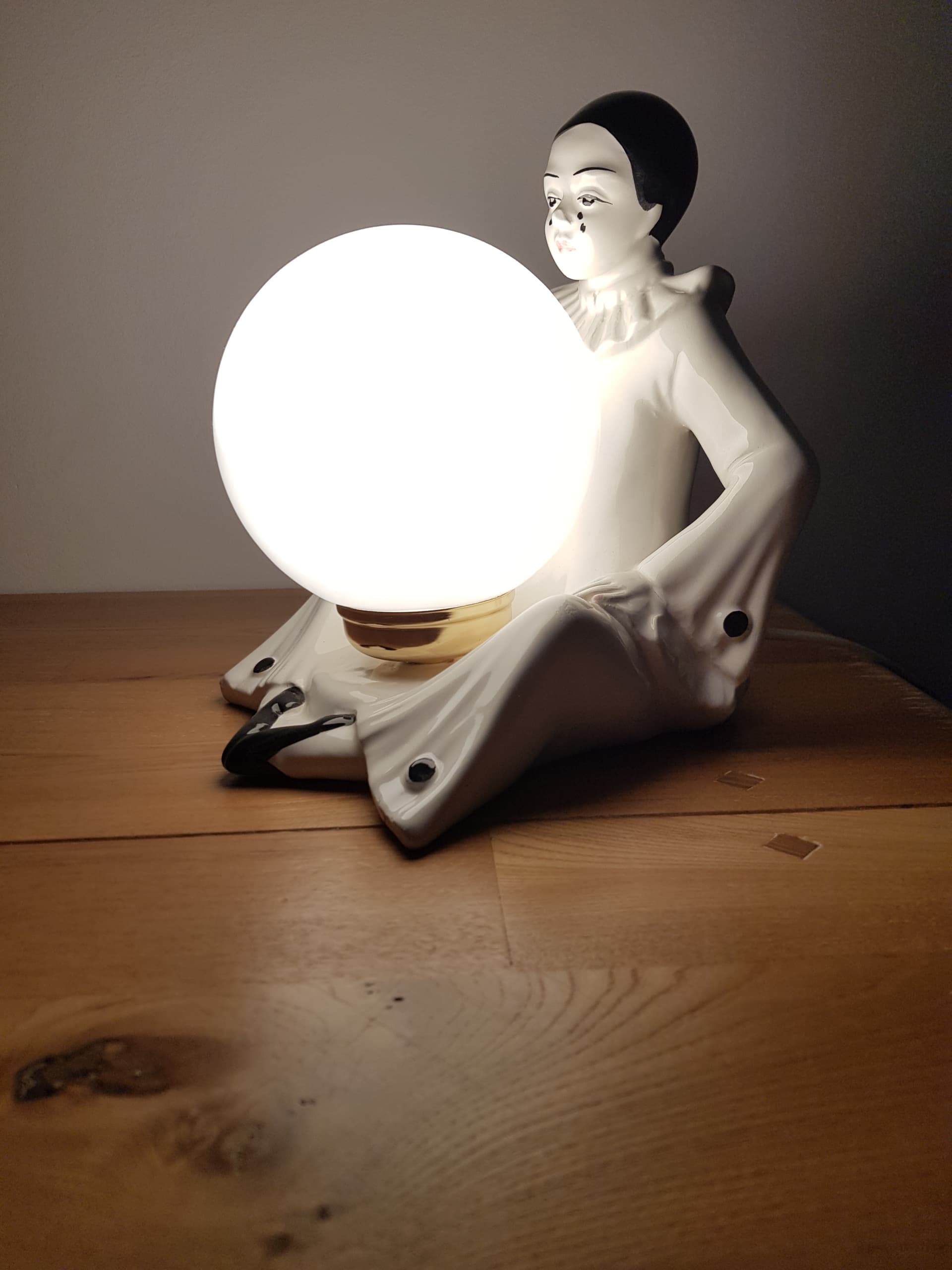 Lampa stołowa Pierrot, ceramika biała, szkło, Cer. Tolio Roselio, Włochy, lata 70. - 362485