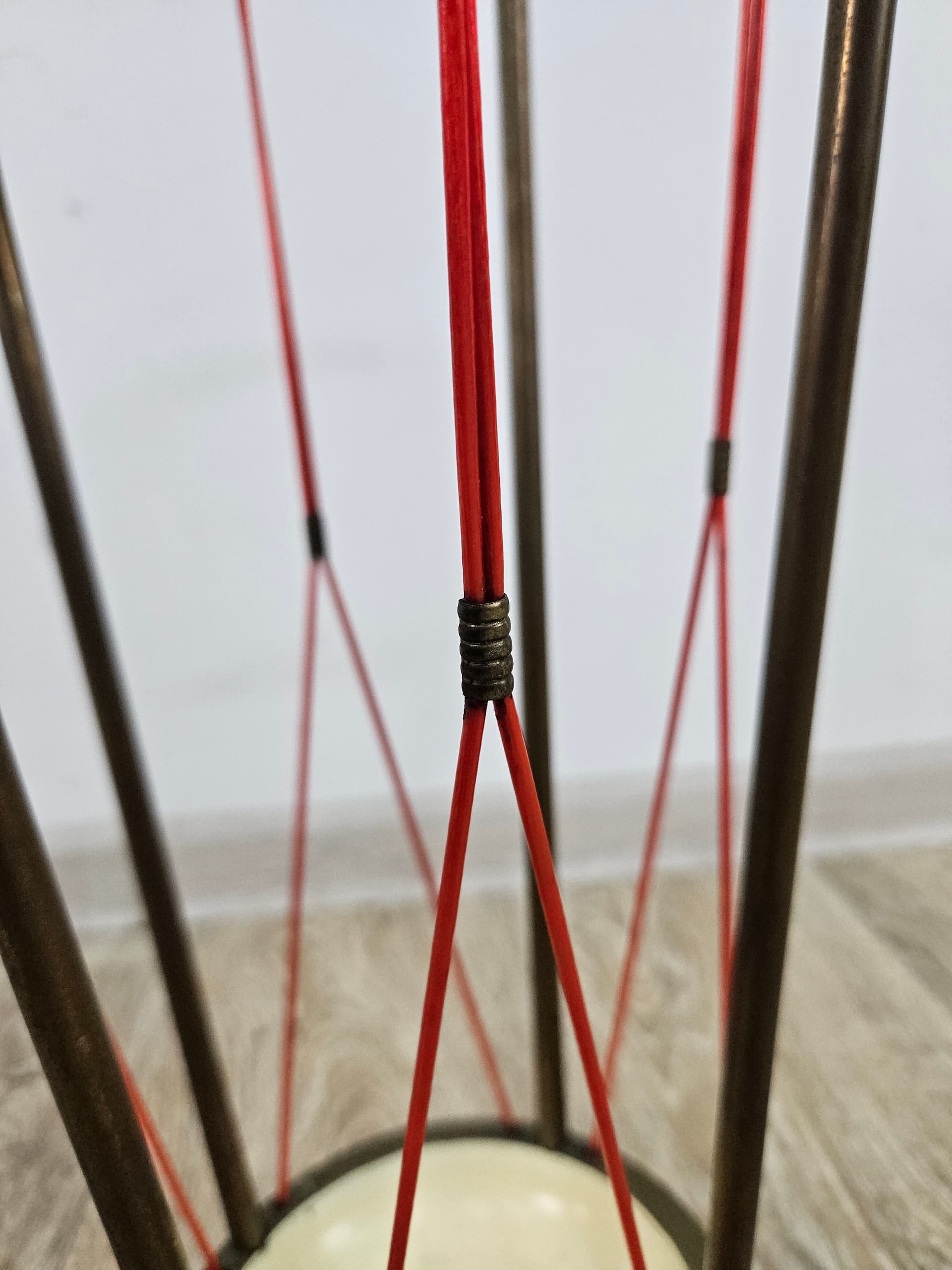 Stojak na parasole, czarny metal, czerwony sznurek, Austria, lata 50. - 362758