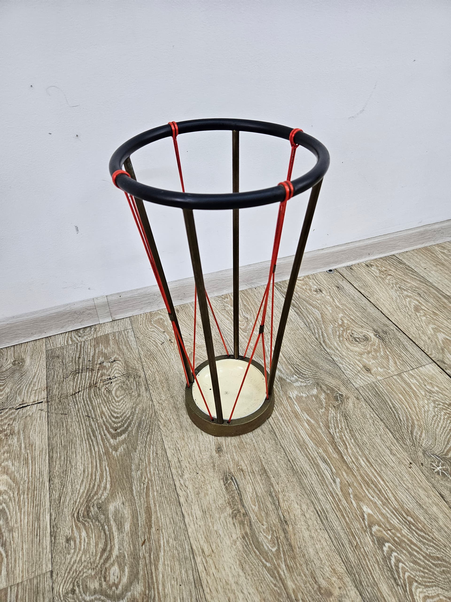 Stojak na parasole, czarny metal, czerwony sznurek, Austria, lata 50. - 362763