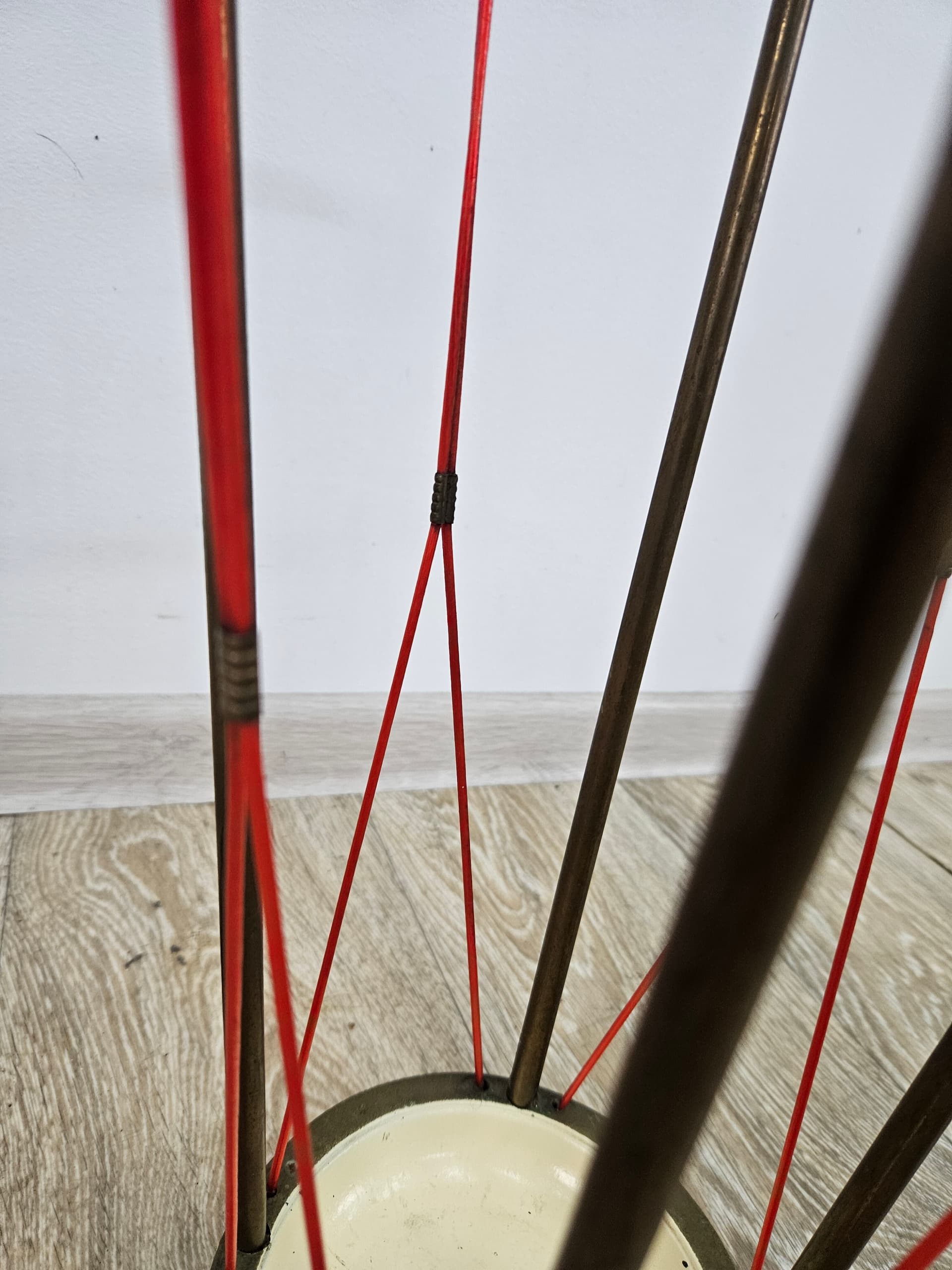 Stojak na parasole, czarny metal, czerwony sznurek, Austria, lata 50. - 362766