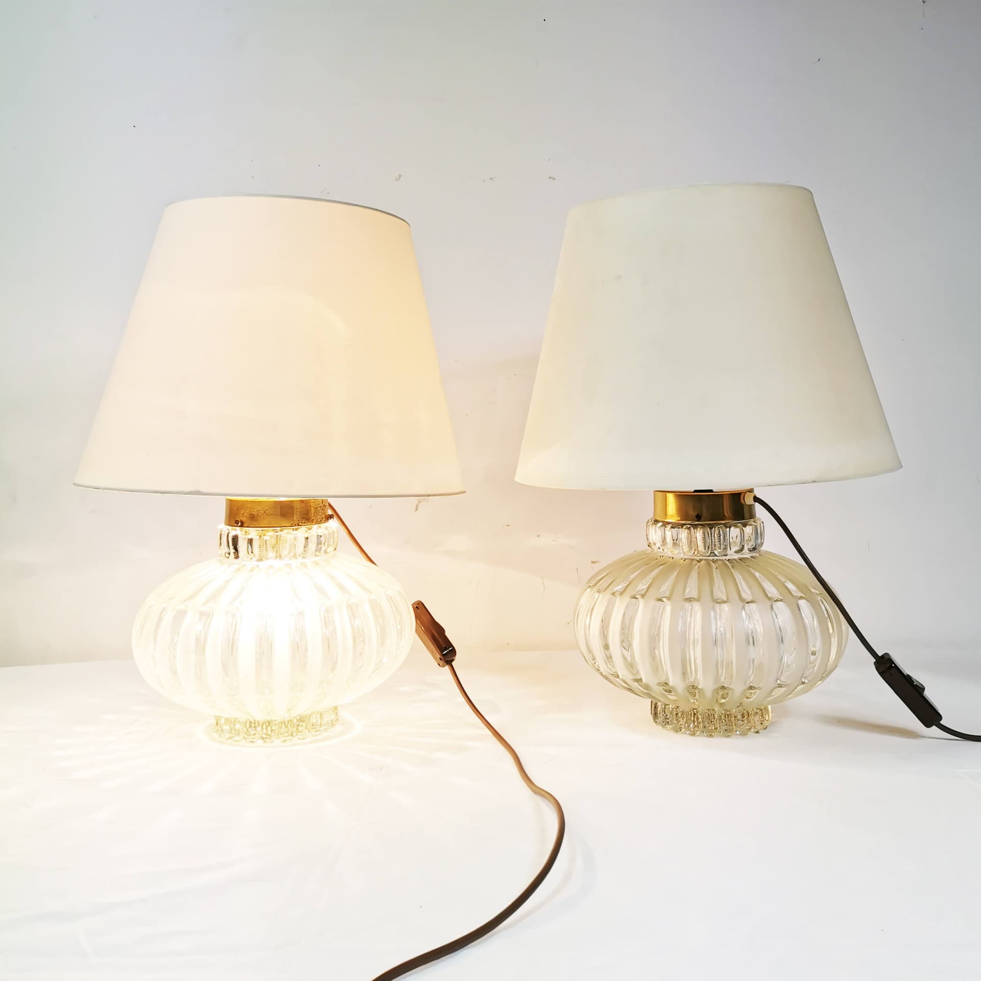 Pair of table lamps Art Deco, transparent glass, golden brass, white fabric, Germany, 1960s. - 362778